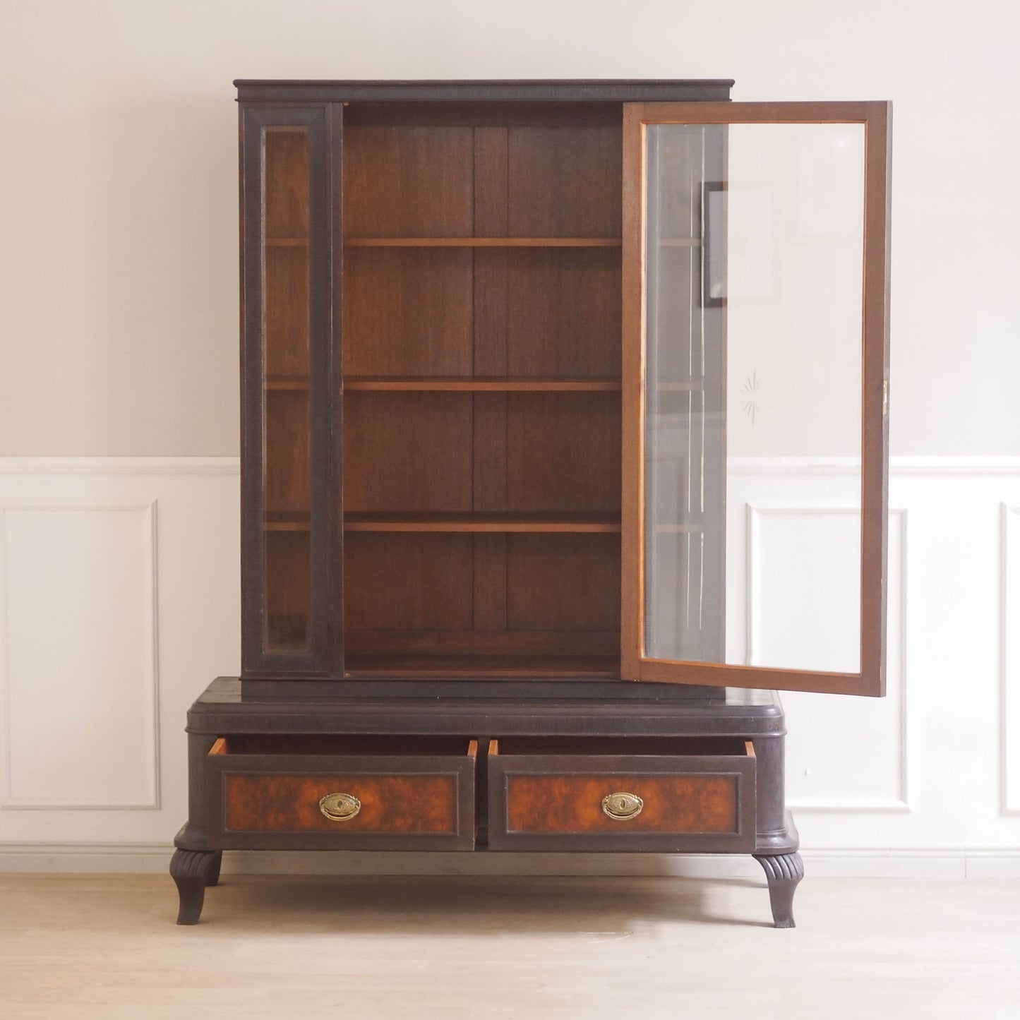 EPOCHE 1930 - Antike Vitrine mit Intarsien und geschliffenem Glas