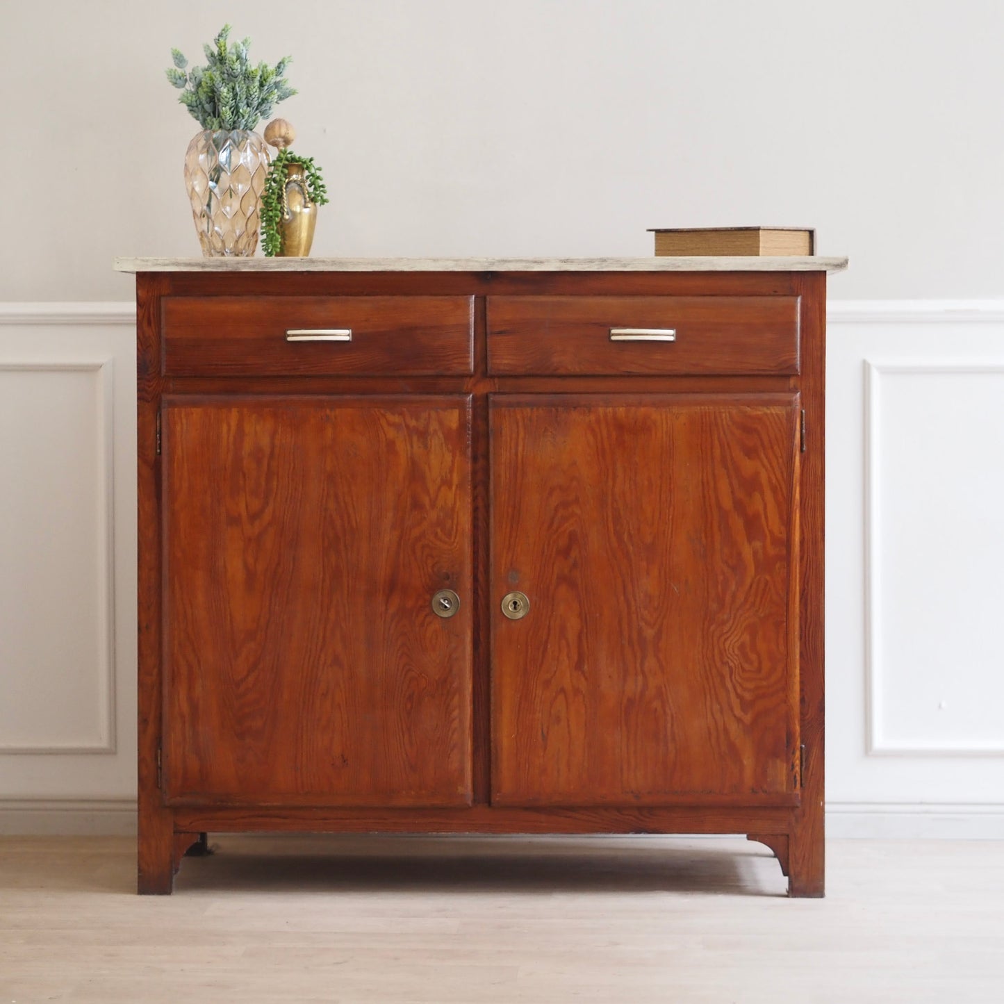 EPOCHE 1930 - Vintage Kommode / Küchenbuffet mit Glasdetails