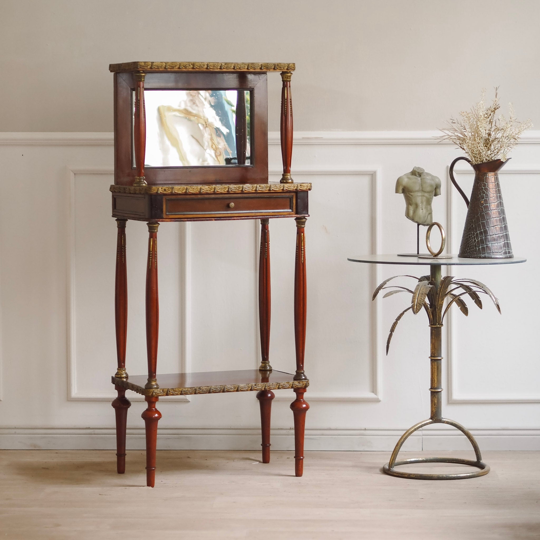 EPOCHE 1890 - Mahagoni Schminktisch mit Spiegel und Messingverzierung - Louis XVI Konsole