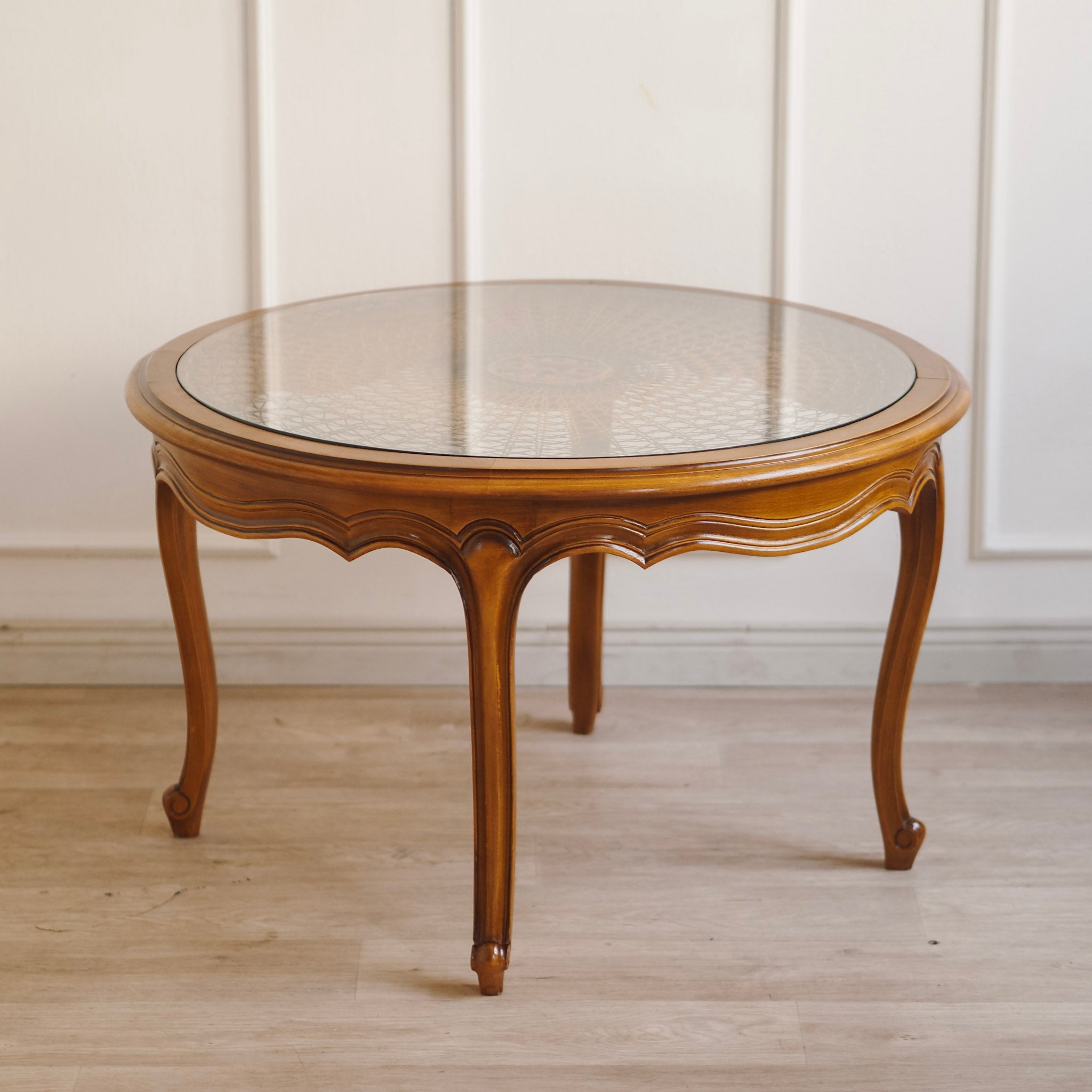 EPOCHE 1950 - Couchtisch mit Wiener Geflecht und Glasplatte, Chippendale Beistelltisch