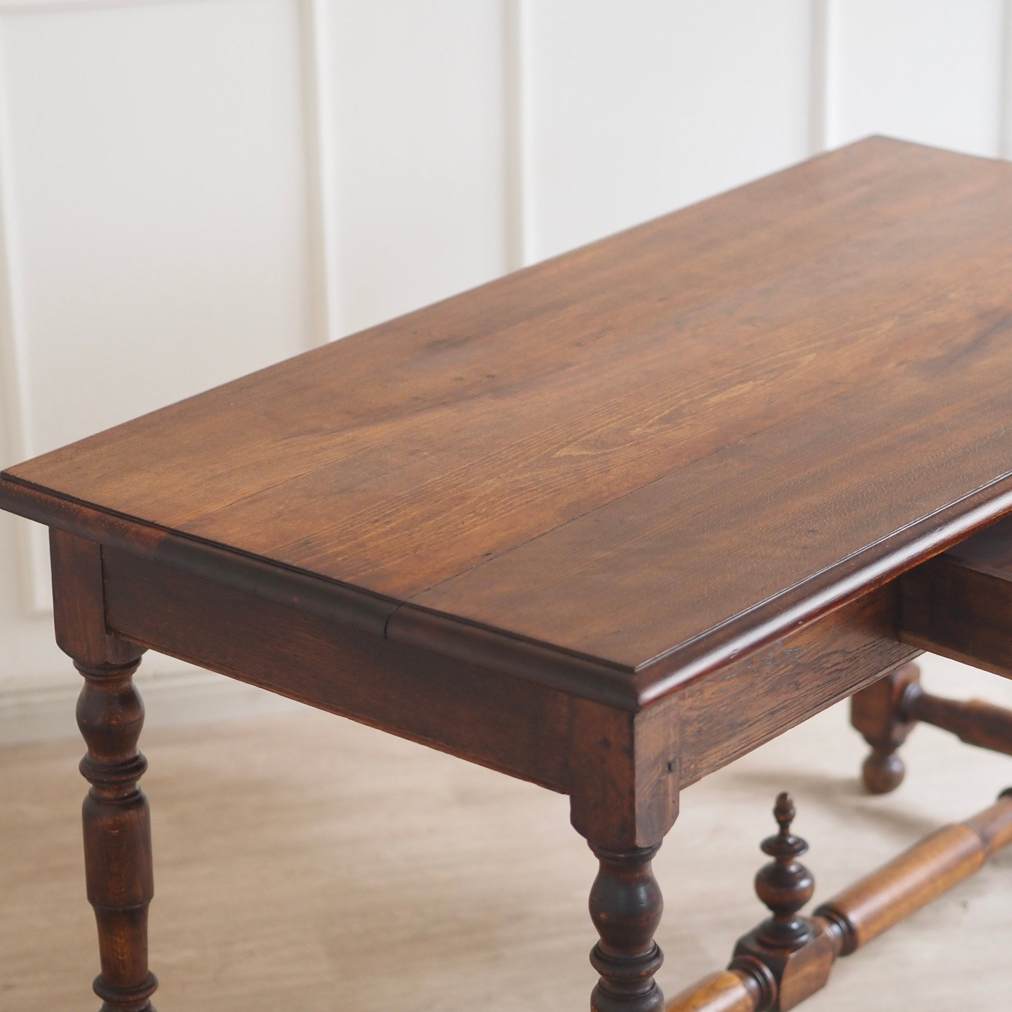 EPOCHE 1890 - Antiker Schreib- Esstisch mit gedrechseltem Gestell