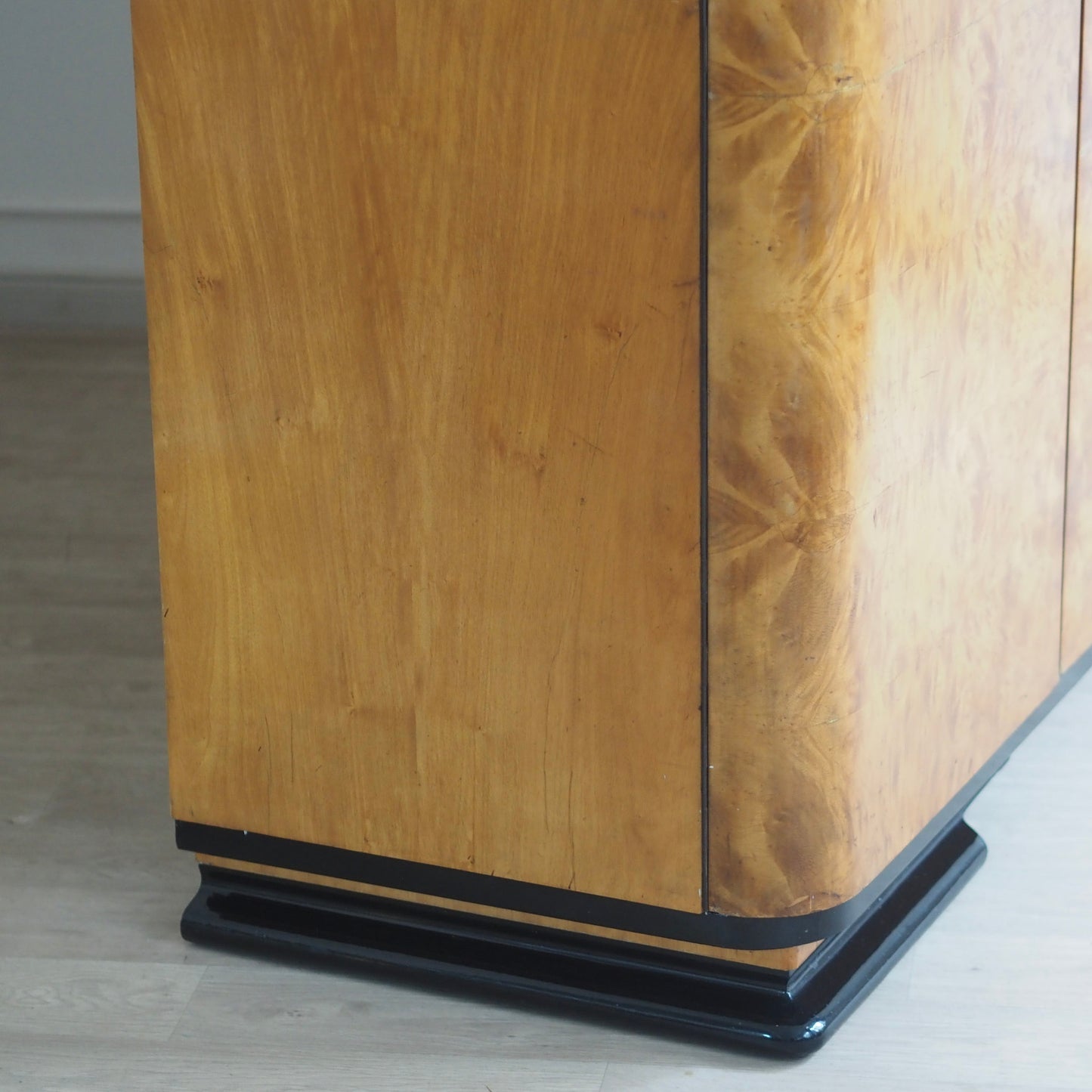 EPOCHE 1940 - Art-Déco Dreitüriger Kleiderschrank mit Wurzelholzfurnier