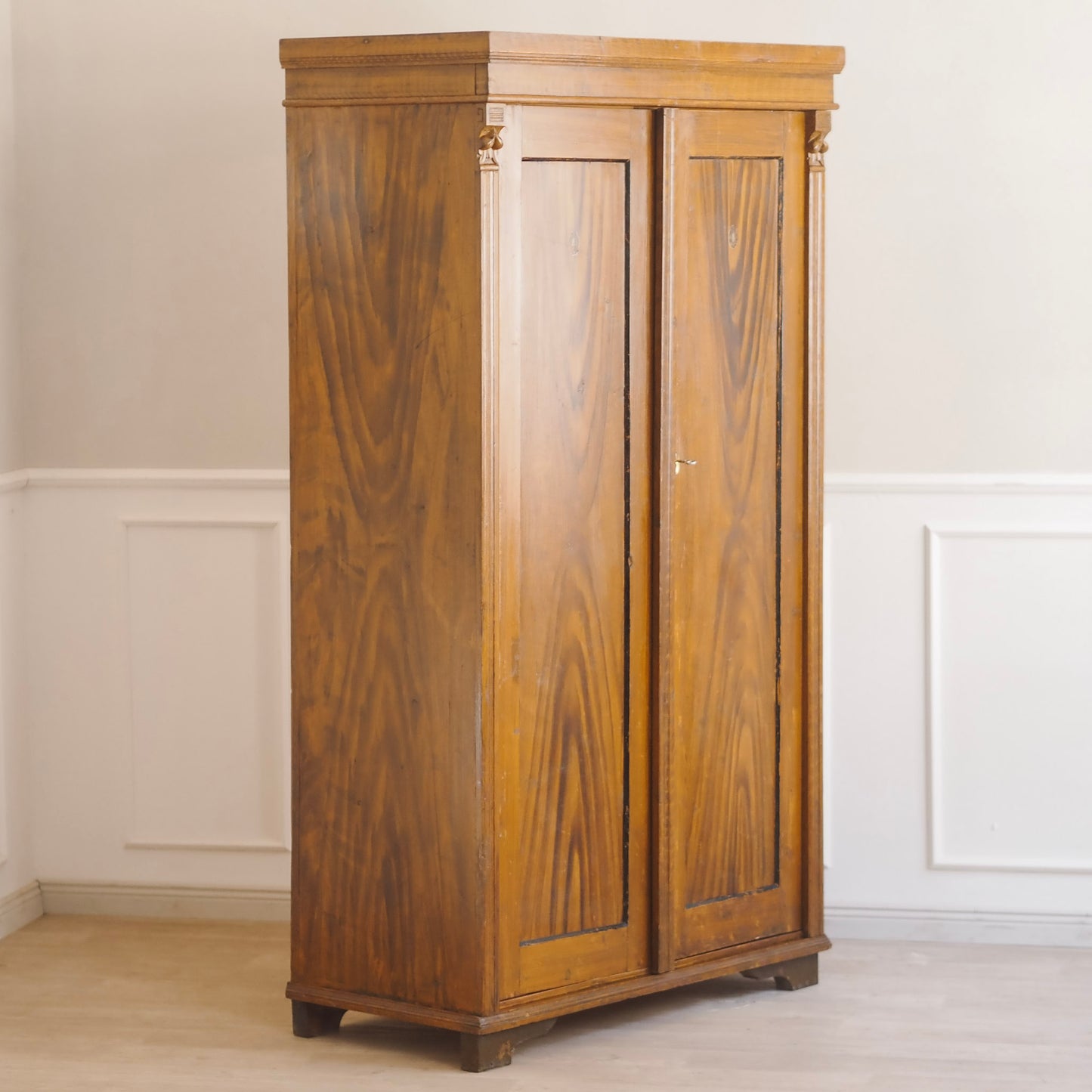 EPOCHE 1920 - Antiker Kleiderschrank mit Bierlasur aus Böhmen