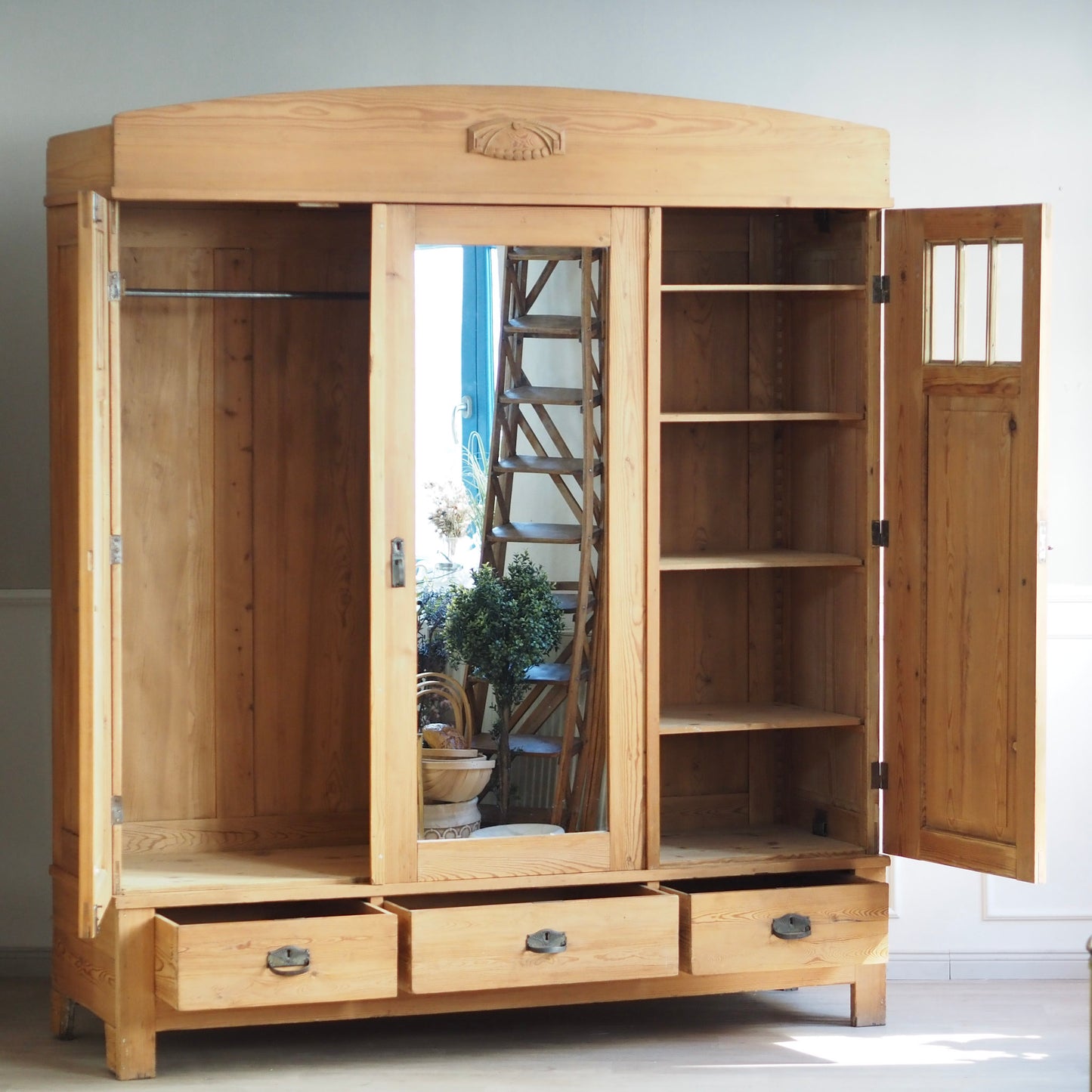 EPOCHE 1910 - Kleiderschrank Jugendstil Weichholz 3-türig mit Spiegel & Sprossenfenster