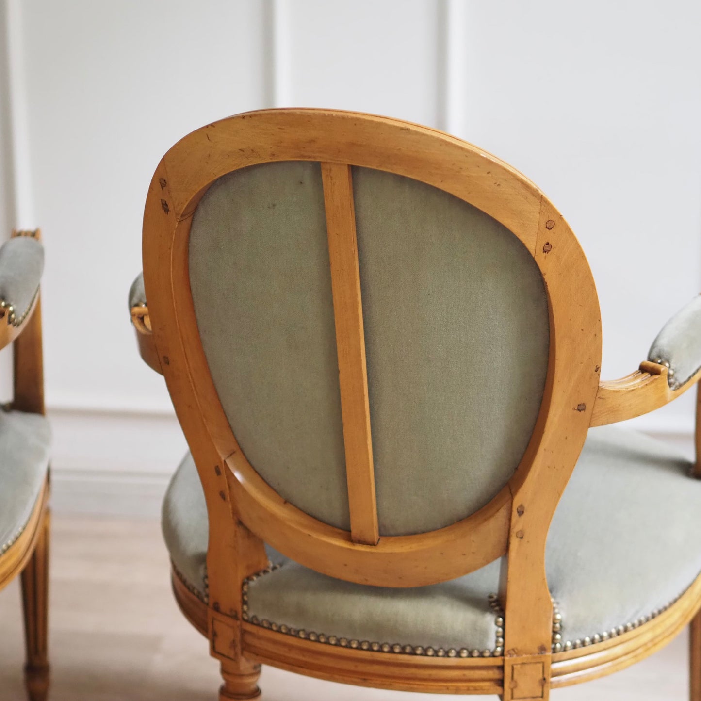 EPOCHE 1890 - Französische Louis XVI Sessel mit graugrünem Samt, Set