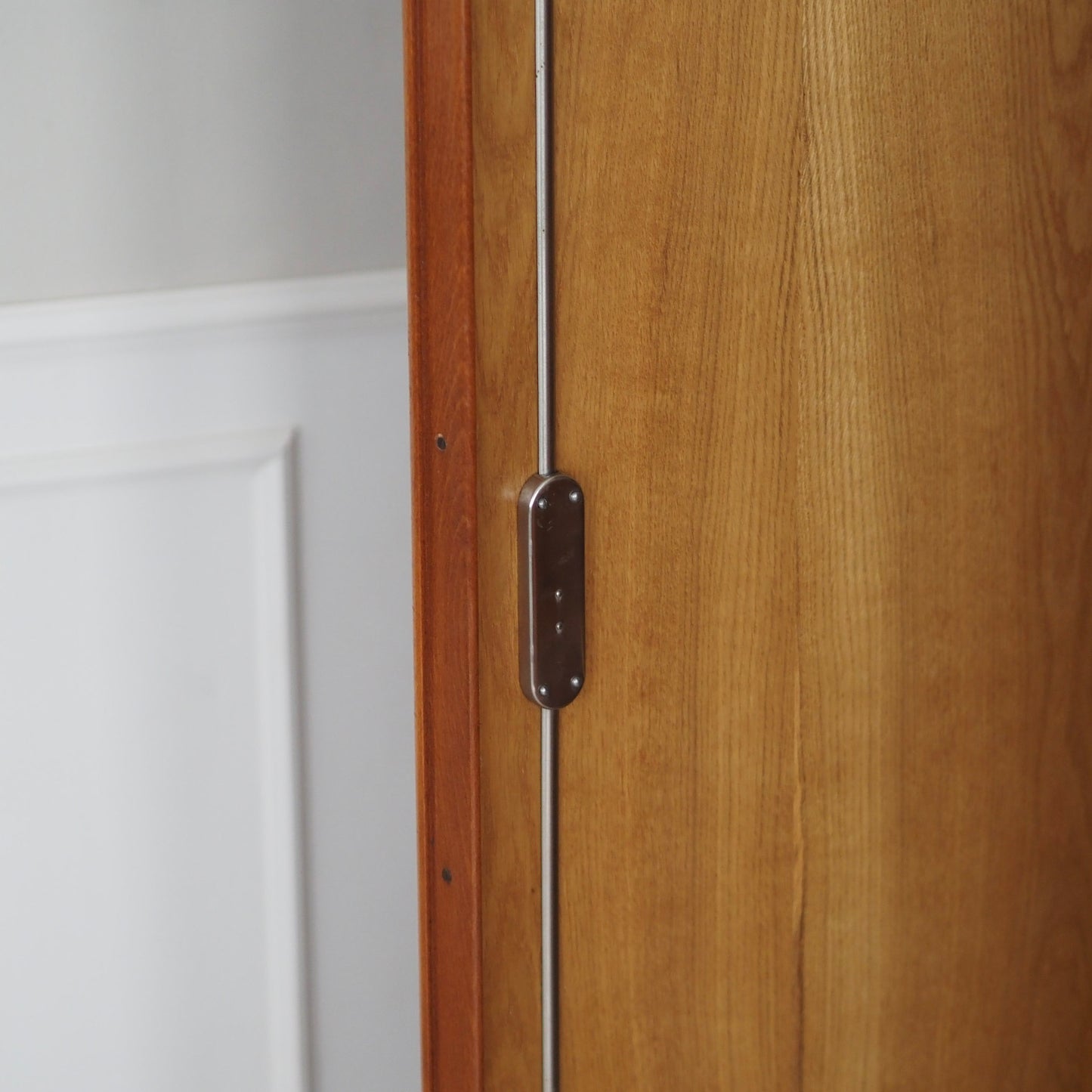 EPOCHE 1950 - Großer Mid Century Kleiderschrank 3-türig sanft geschwungen