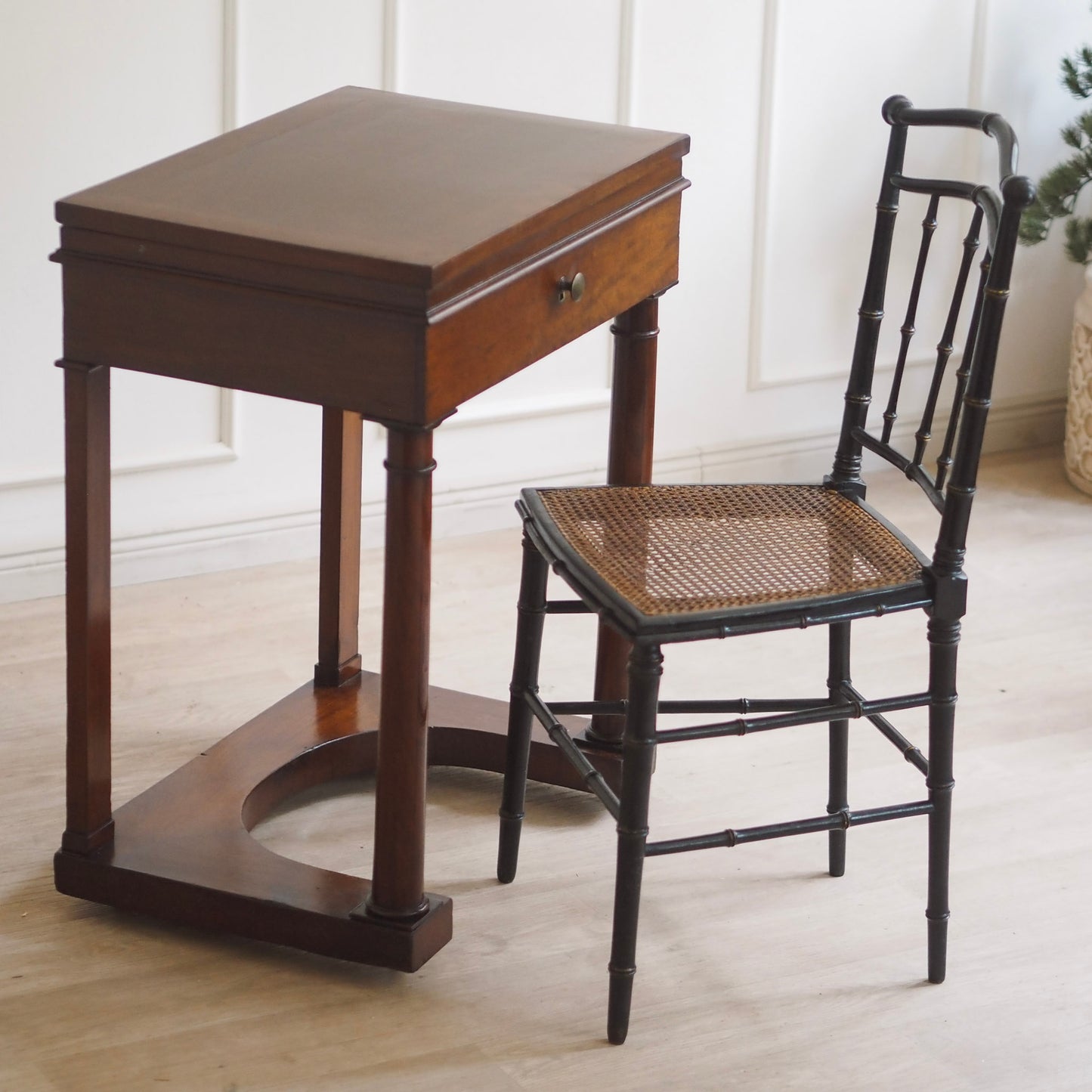 EPOCHE 1850 - Biedermeier, Empire Frisier,- Schmink- & Beistelltisch