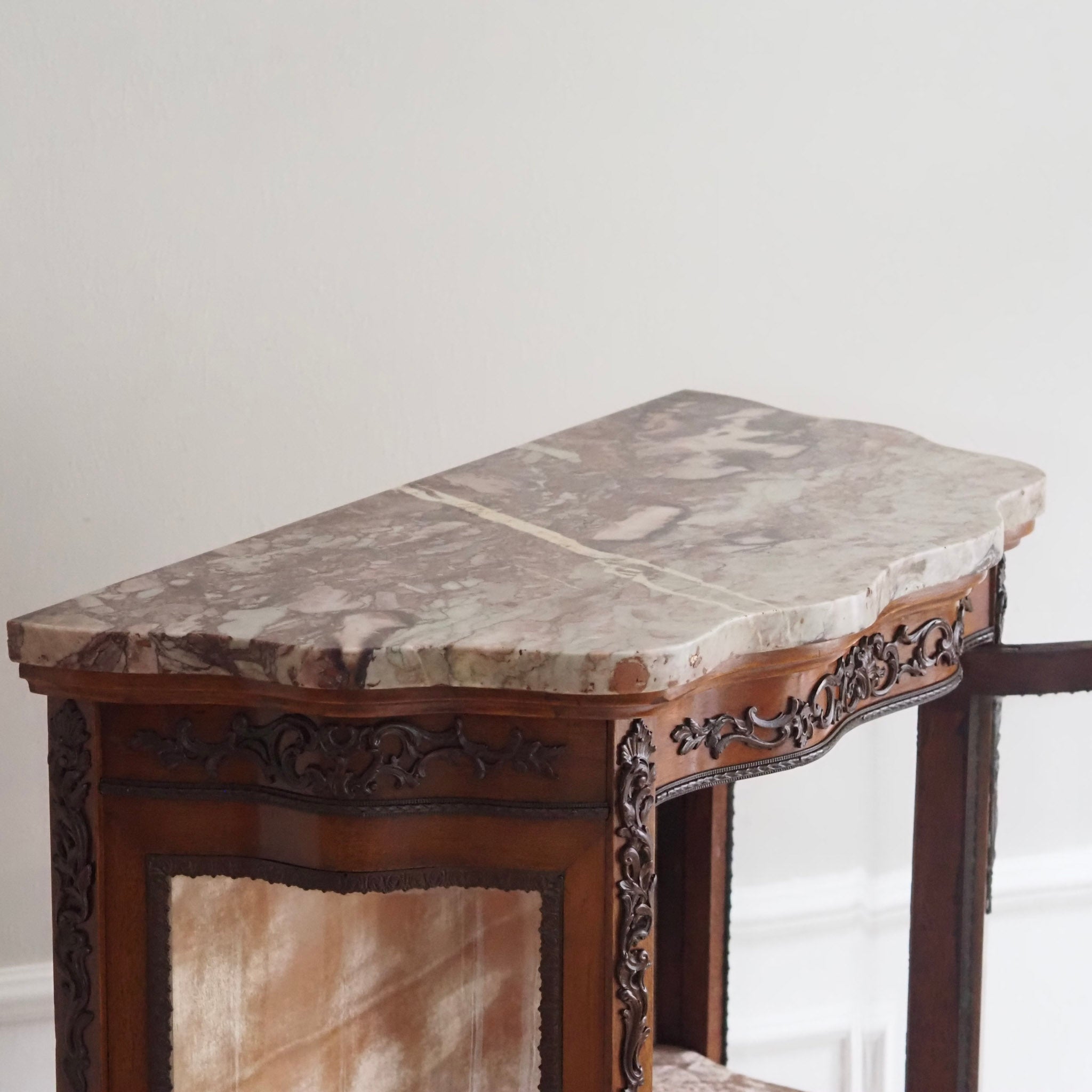 Hohe schmale Vitrine Louis-XV-Stil mit Marmorplatte um 1900 - Frankreich