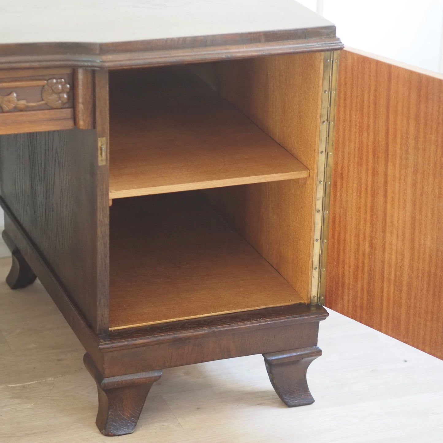 EPOCHE 1920 - Großer Art-Déco-Schreibtisch mit Nussbaumwurzel-Furnier
