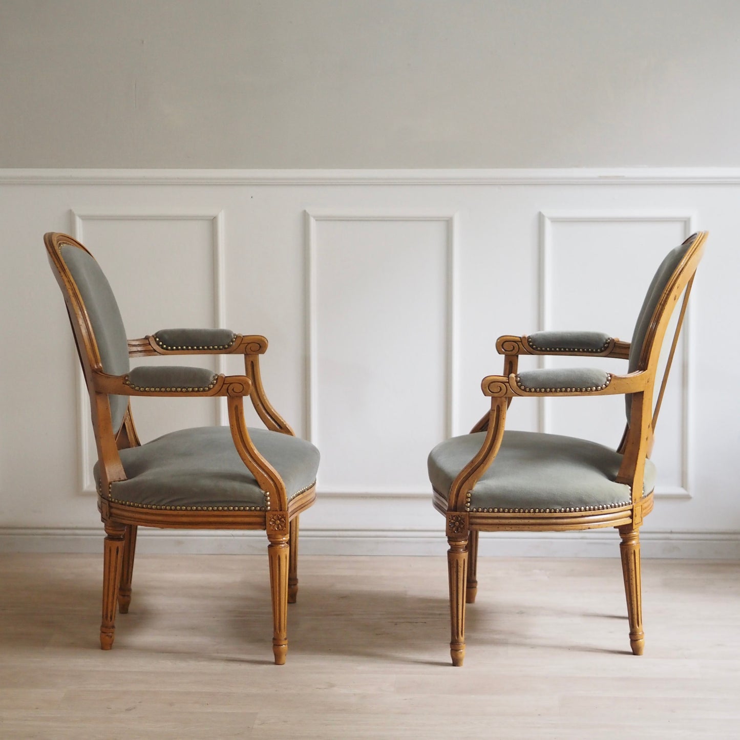 EPOCHE 1890 - Französische Louis XVI Sessel mit graugrünem Samt, Set