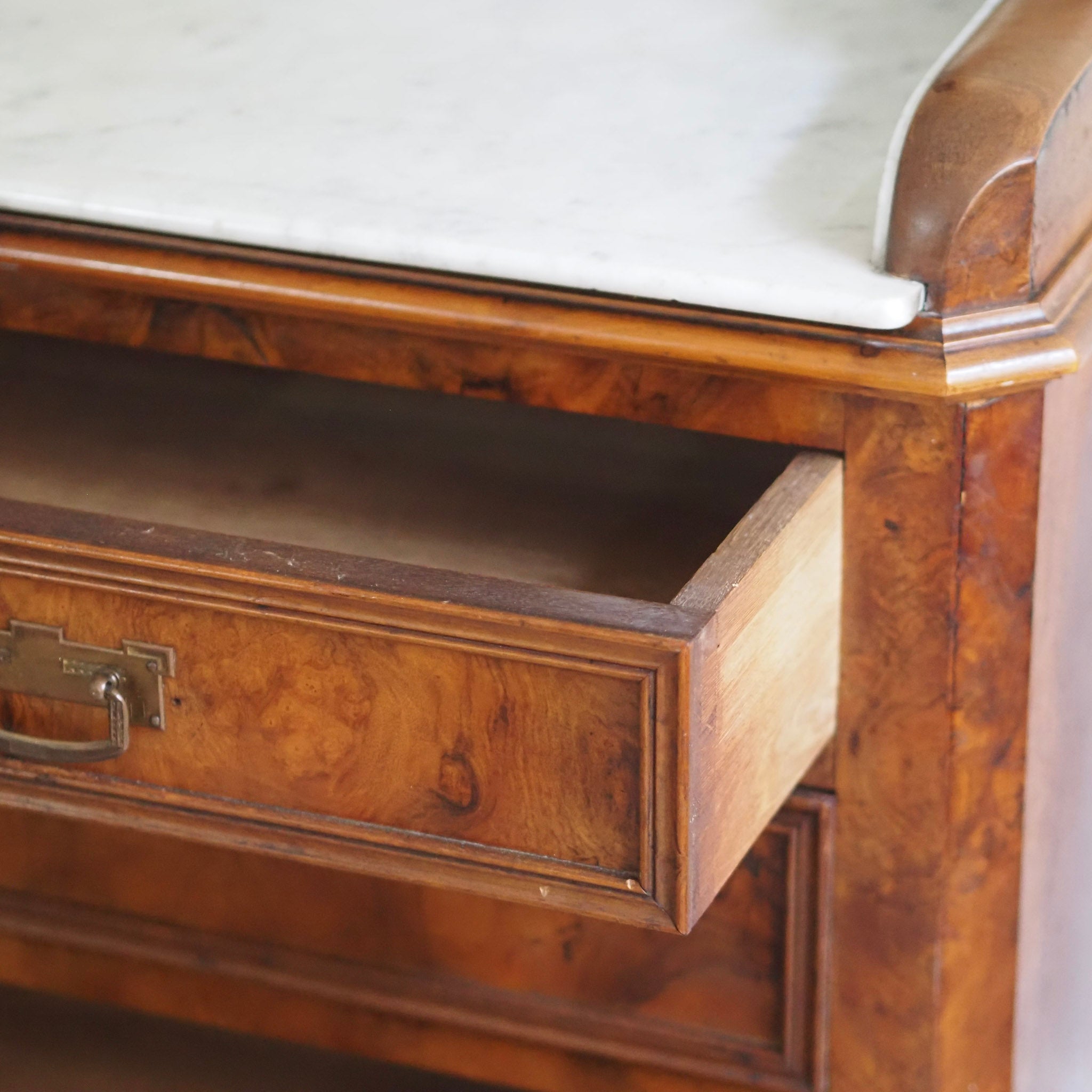 EPOCHE 1880 - Antike Spiegelkommode mit weißem Marmor aus der Gründerzeit