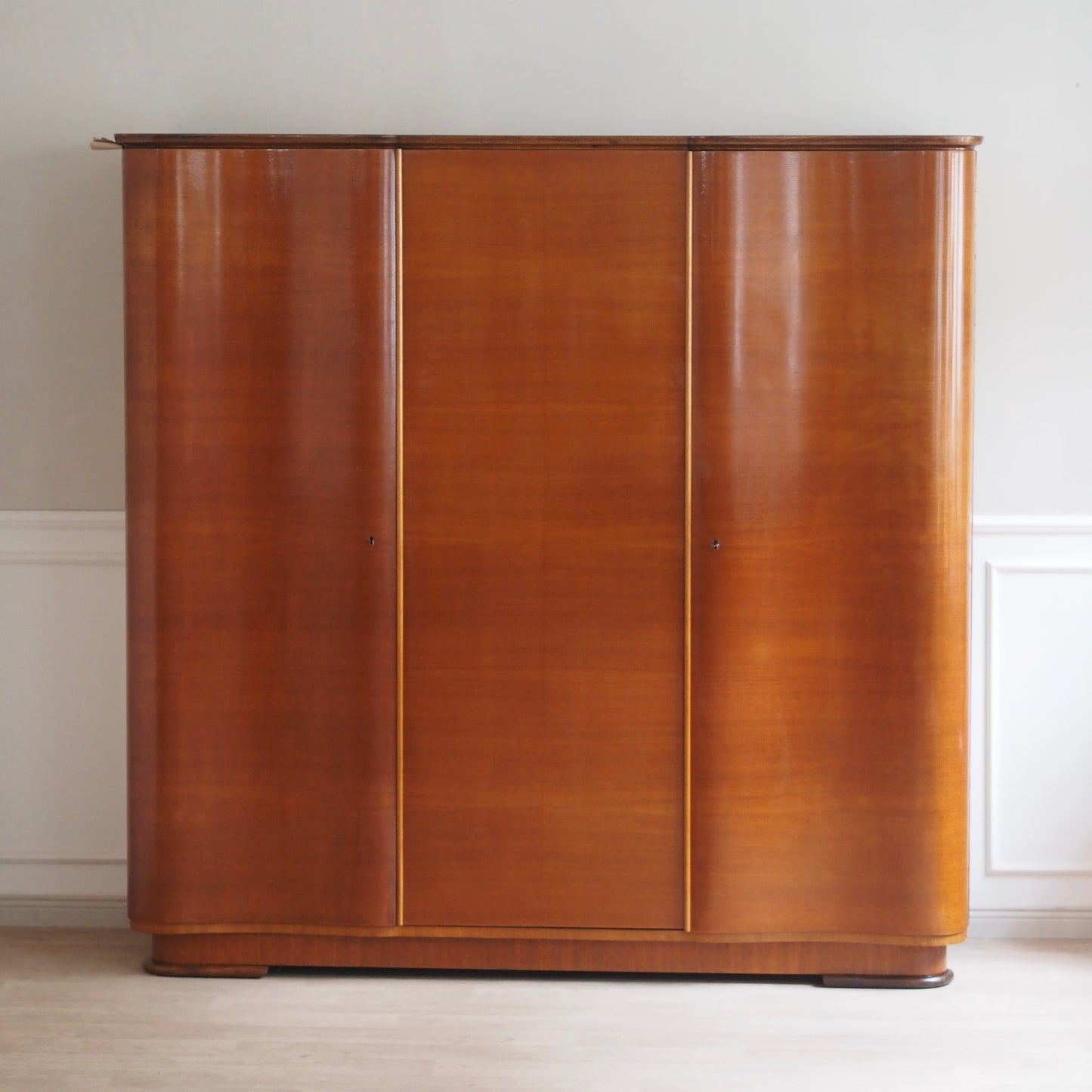 EPOCHE 1950 - Großer Mid Century Kleiderschrank 3-türig sanft geschwungen