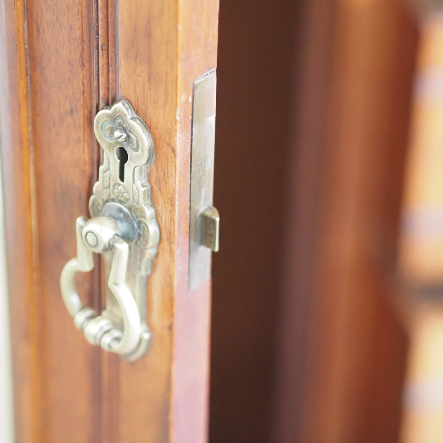 EPOCHE 1890 - Englischer Kleiderschrank mit Spiegel - Gründerzeit
