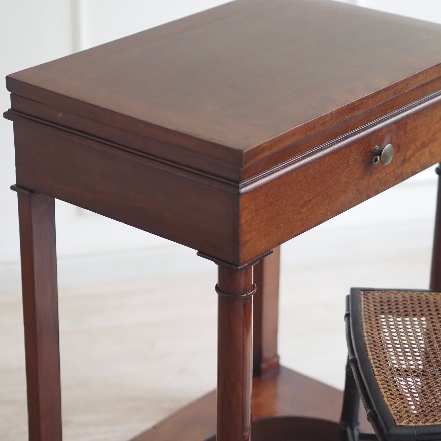 EPOCHE 1850 - Biedermeier, Empire Frisier,- Schmink- & Beistelltisch