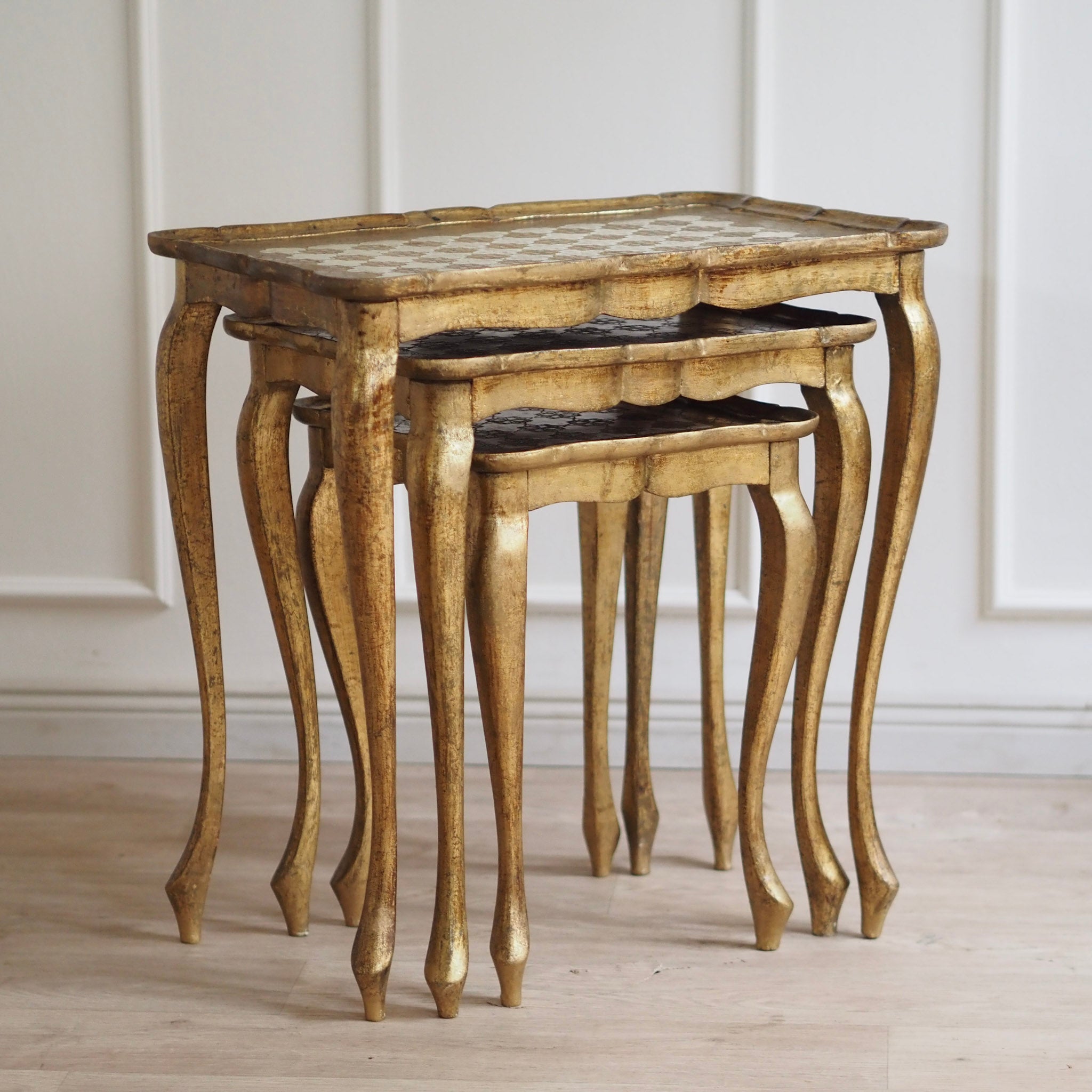 Handbemalte Italienische Vintage Satztische Florentiner Stil, Beistelltisch Set Gold