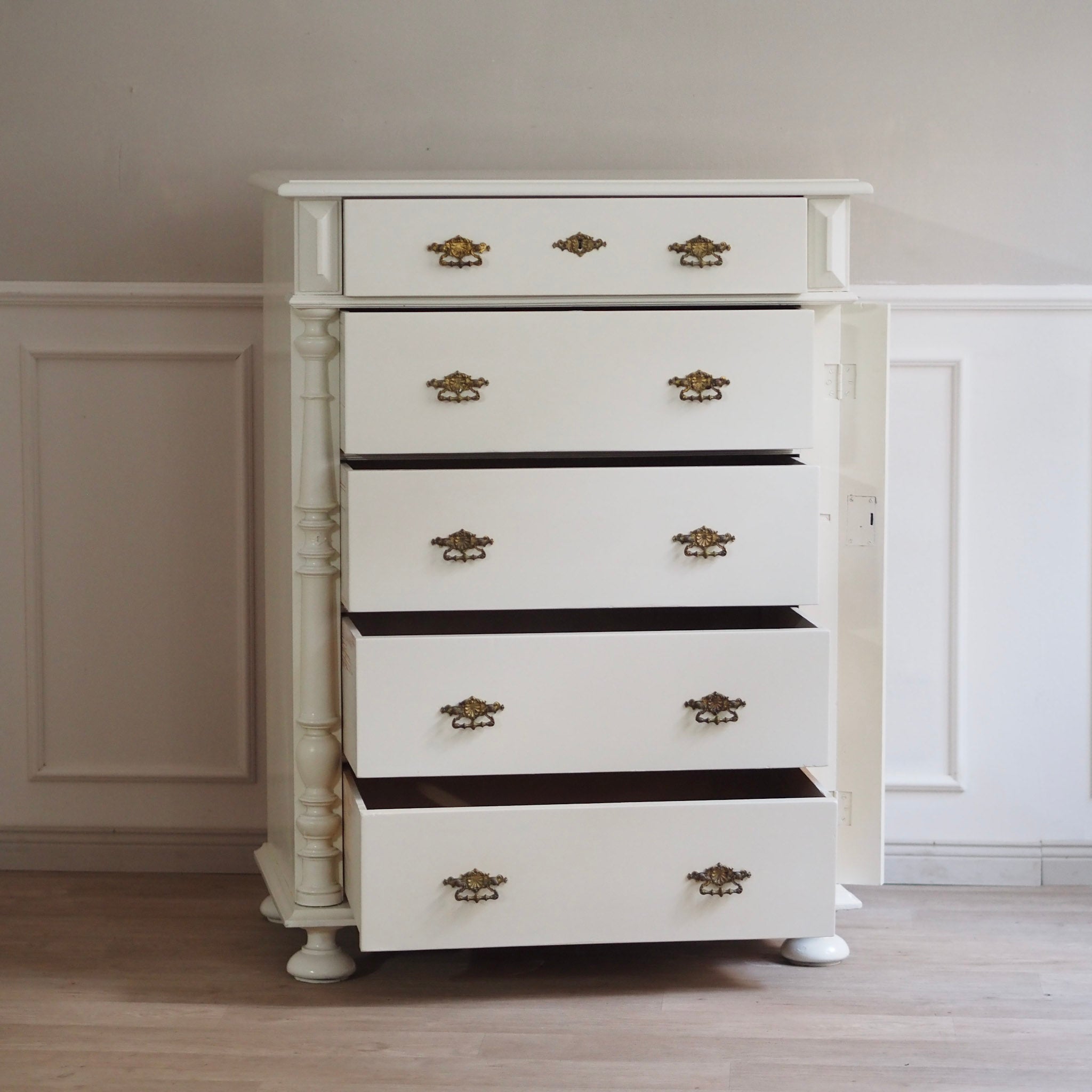 EPOCHE 1890 - Gründerzeit Kommode in Altweiß gefasst mit Schubladen und raffiniertem Schloss