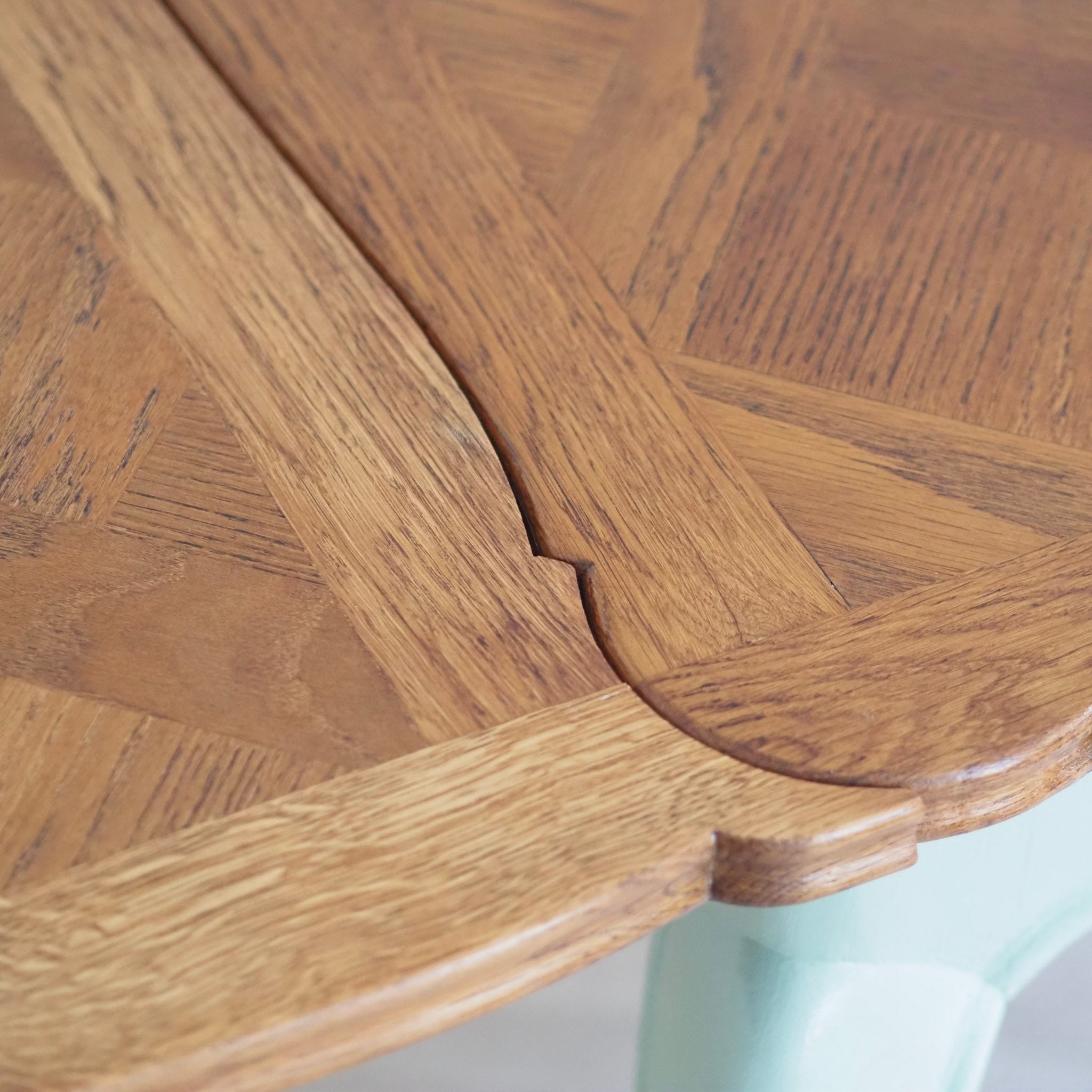 EPOCHE 1920 - Französischer Landhaus Esstisch in mintgrün mit heller Intarsienplatte