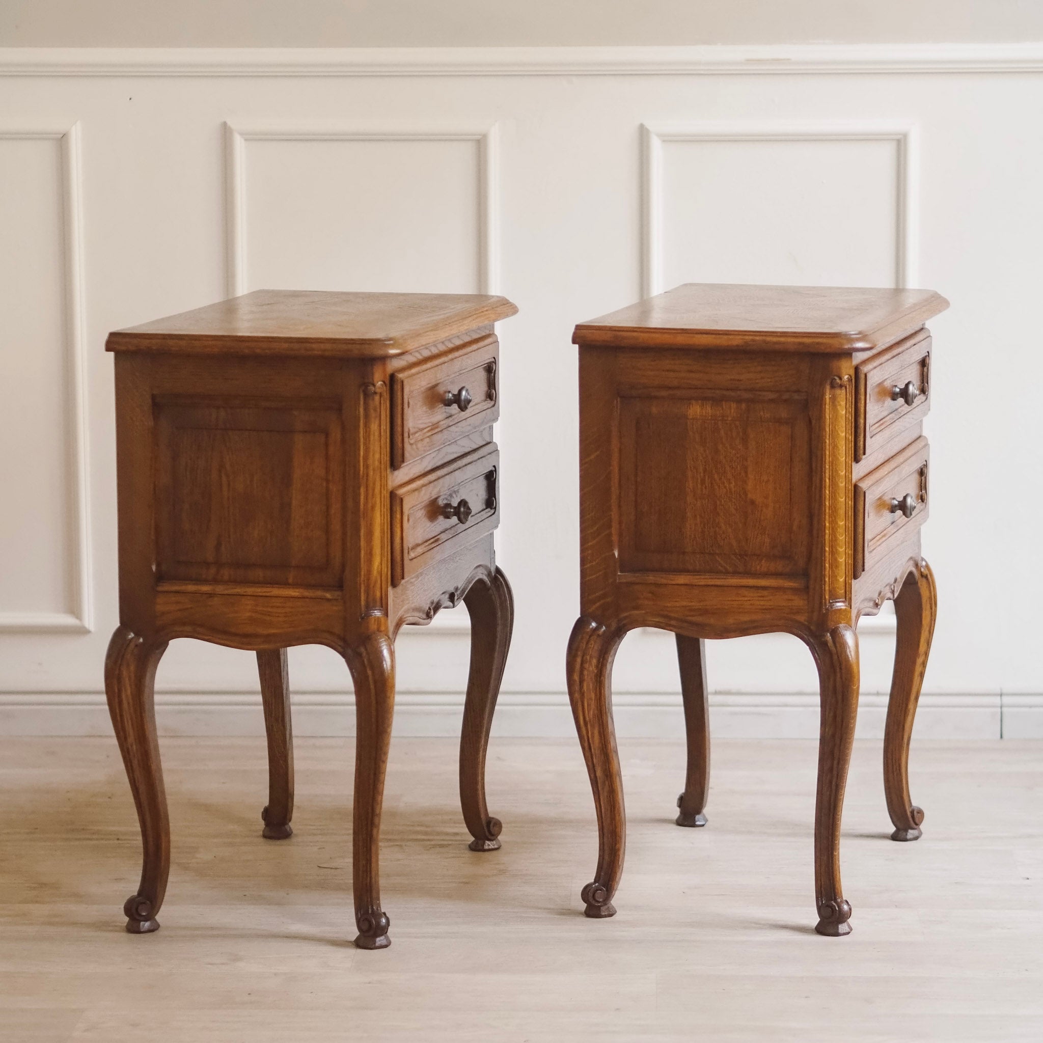 EPOCHE 1920 - Französische Vintage Nachttische - Nachtschrank Set mit Fischgrätmuster