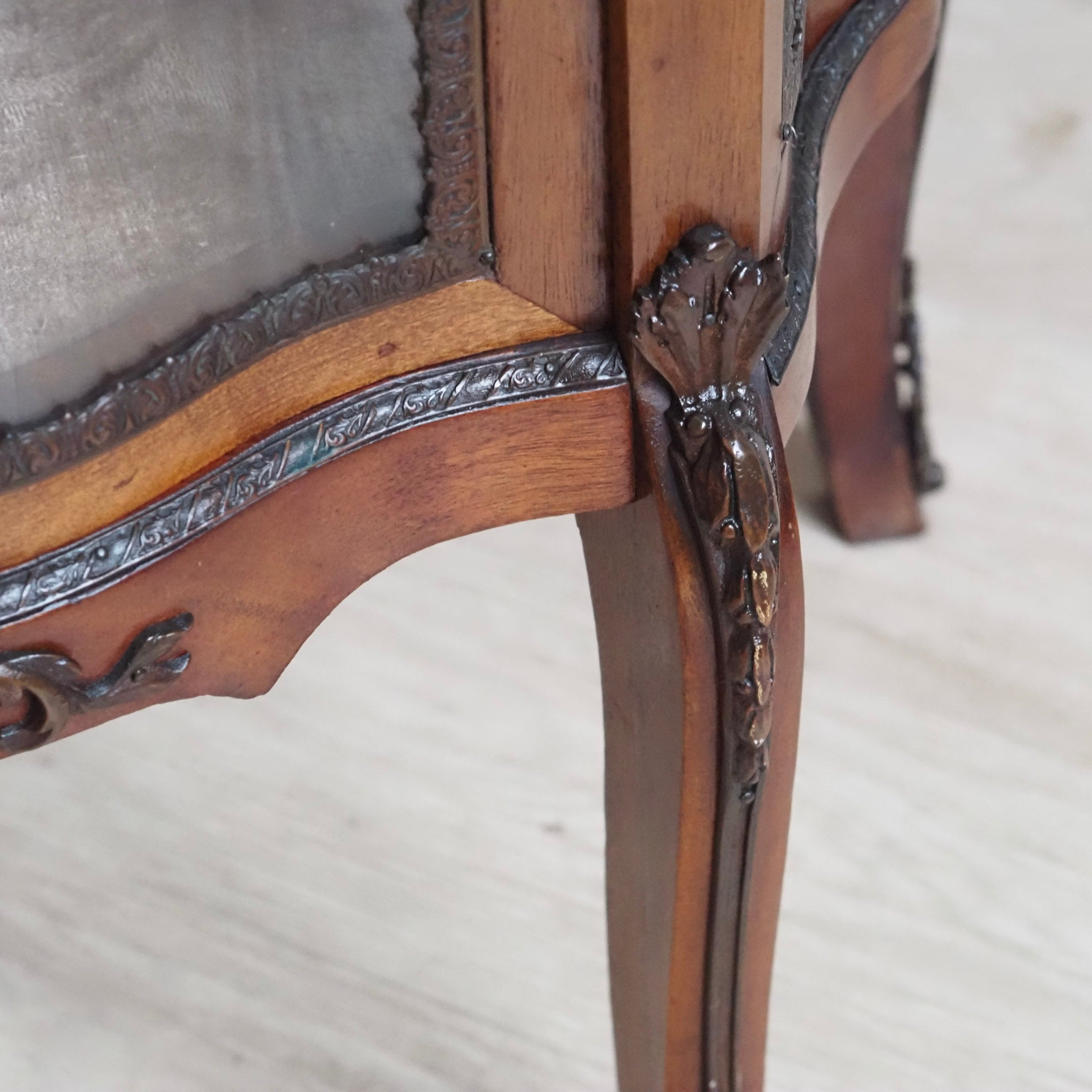 Hohe schmale Vitrine Louis-XV-Stil mit Marmorplatte um 1900 - Frankreich