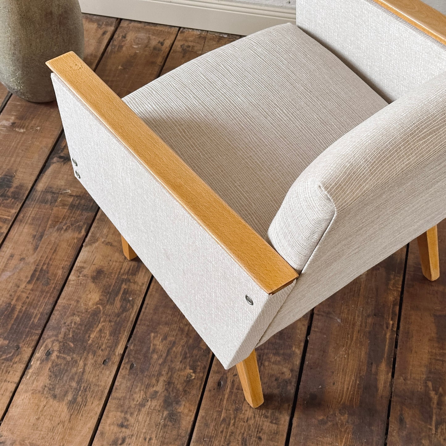 EPOCHE 1960 - Mid Century Sessel mit hellgrauem Bezug – Designklassiker