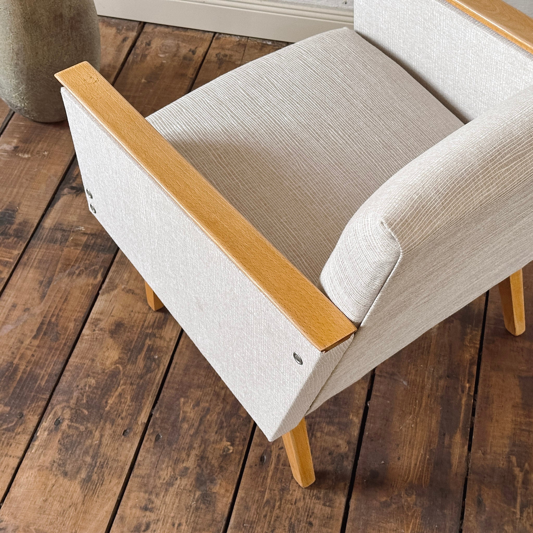 EPOCHE 1960 - Mid Century Sessel mit hellgrauem Bezug – Designklassiker