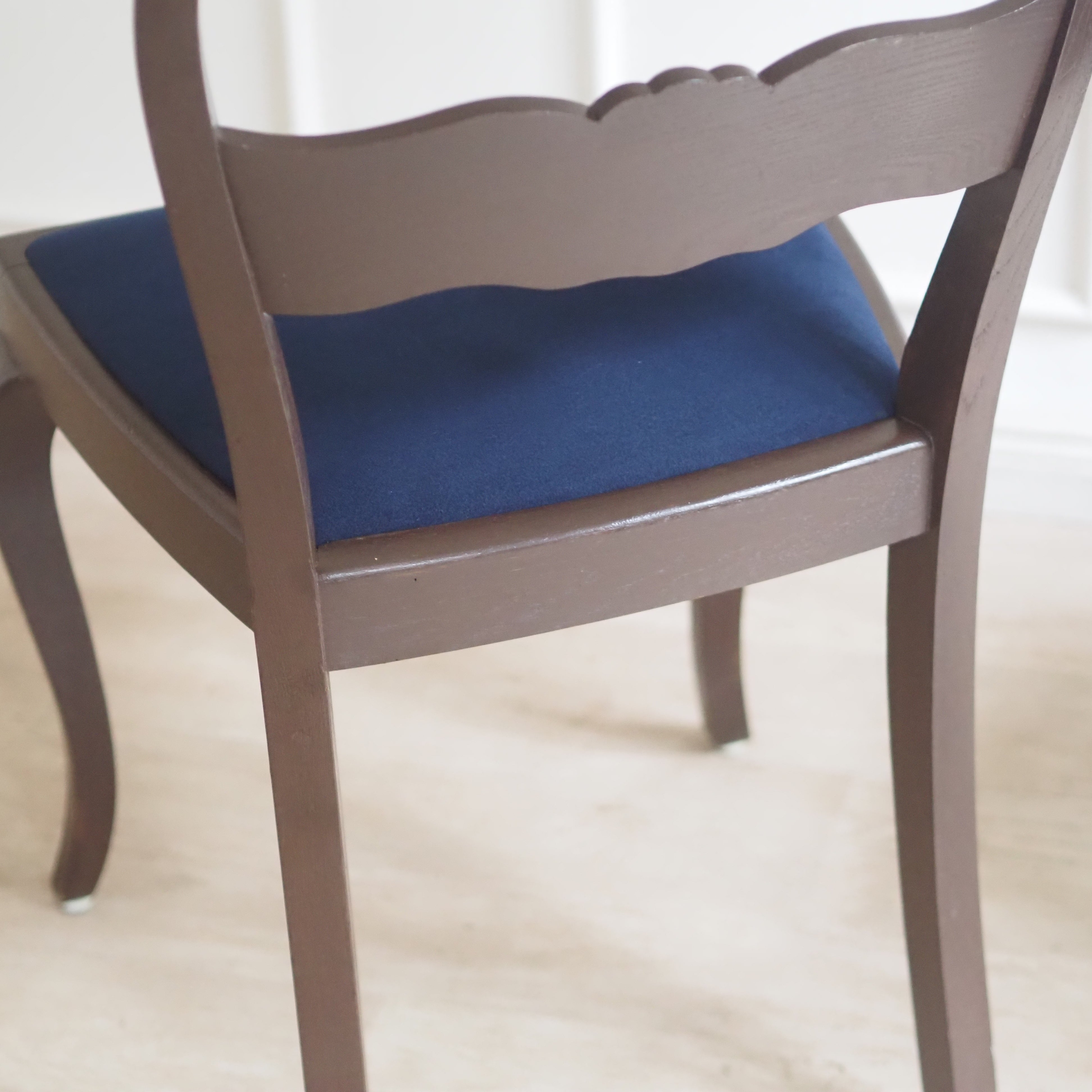 EPOCHE 1920 - 6er Stuhlset mit Schnitzdekor und Samtsitz