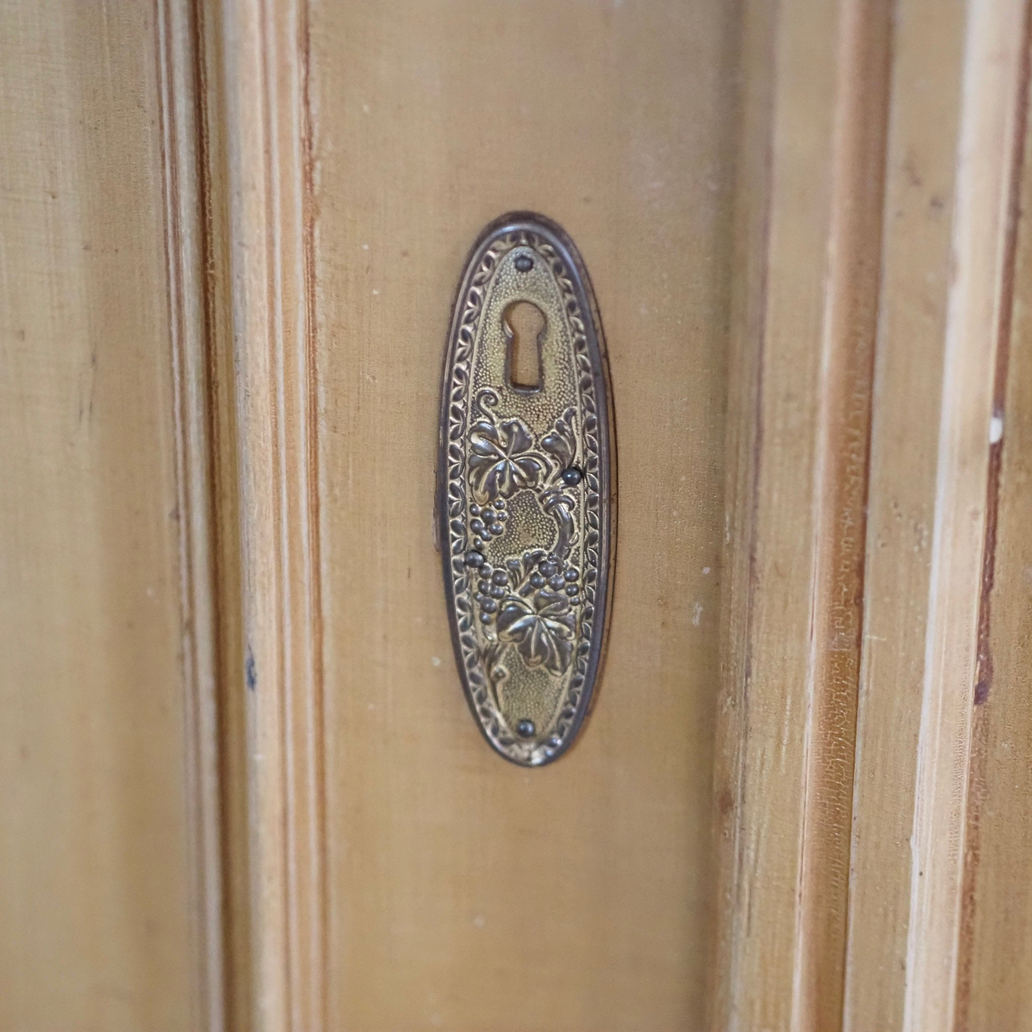 EPOCHE 1900 - Zweitüriger Kleider- Garderobenschrank mit Bierlasur um 1900