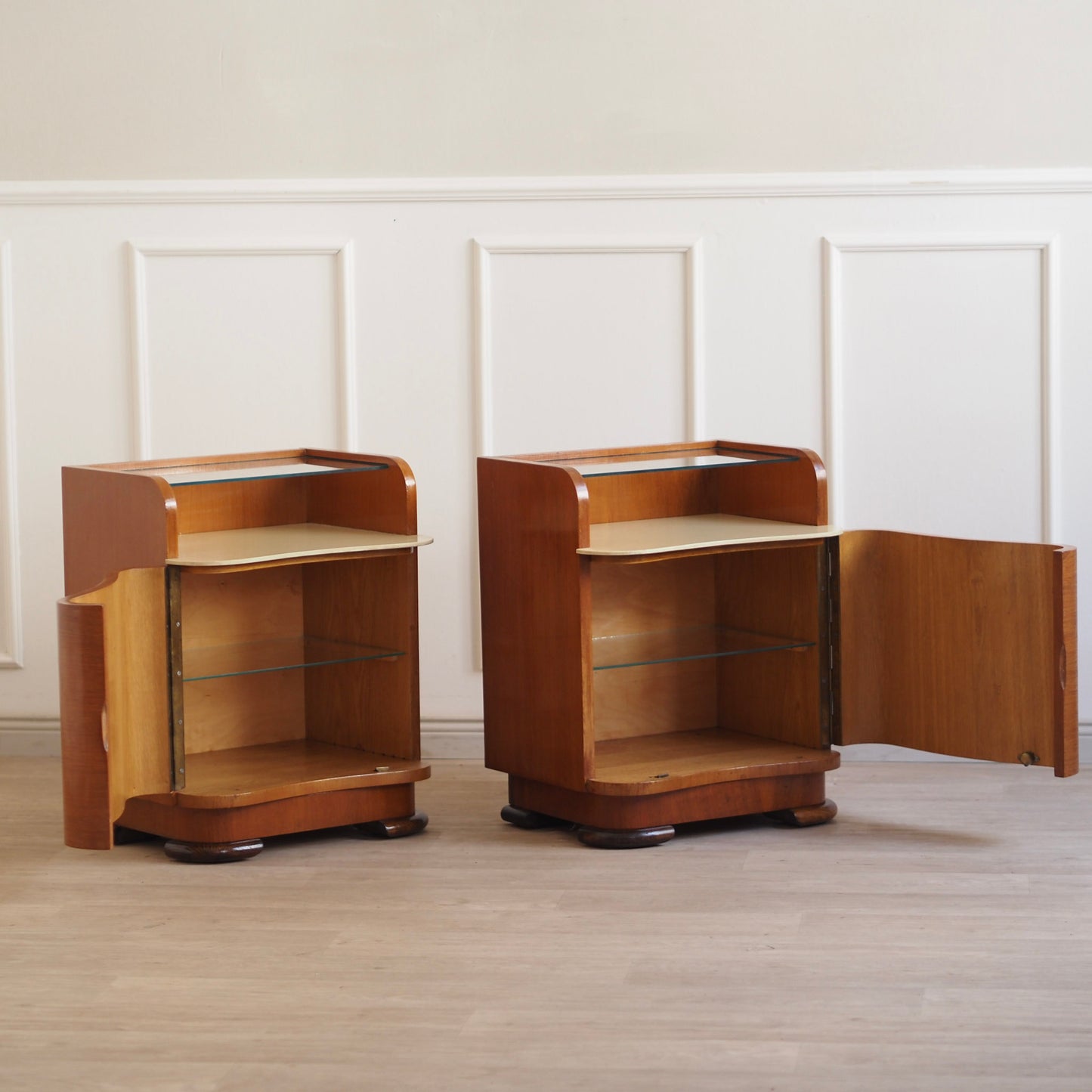 EPOCHE 1930 - Grifflose Art-Déco Nachttische mit Glasablage – Set