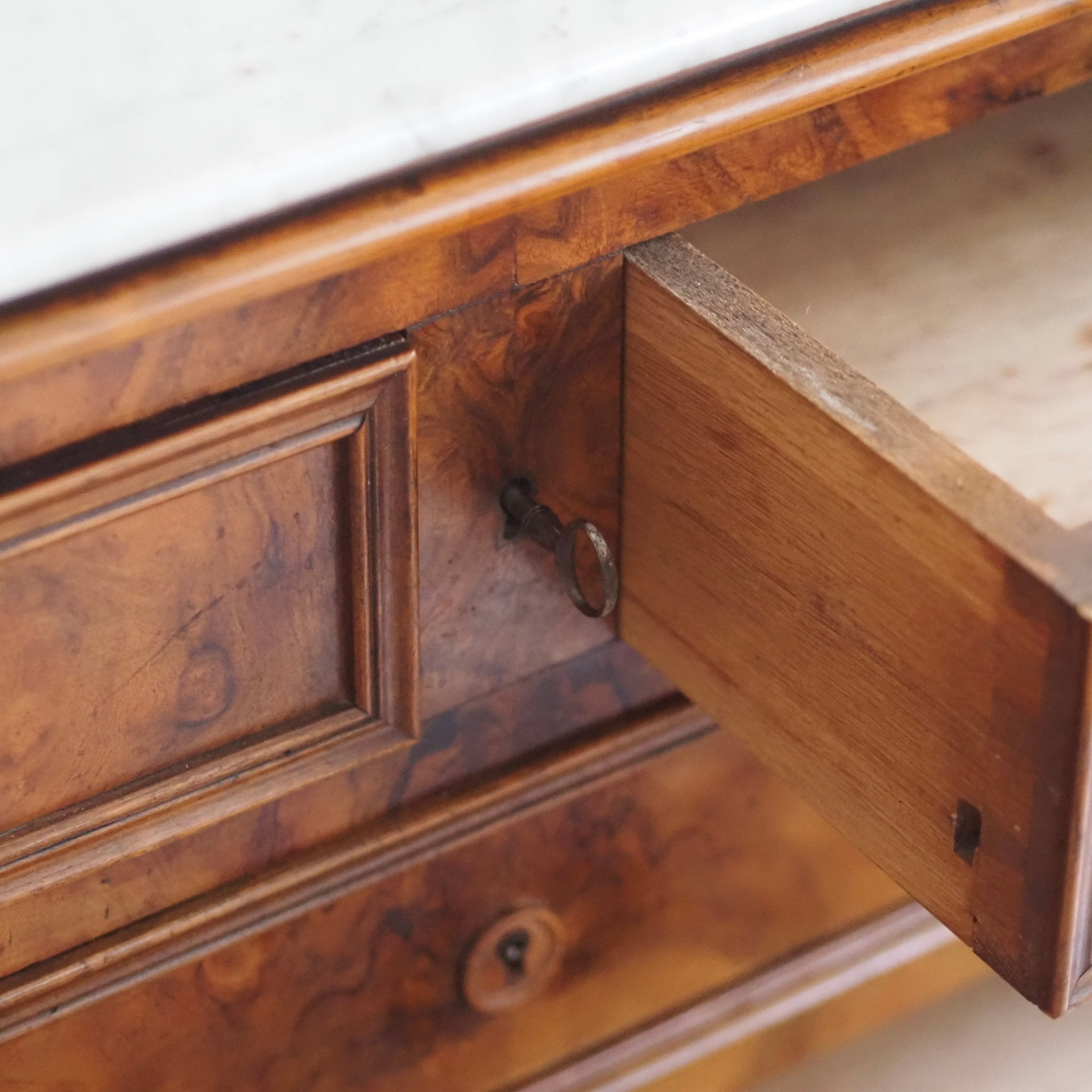 EPOCHE 1880 - Antike Spiegelkommode mit weißem Marmor aus der Gründerzeit