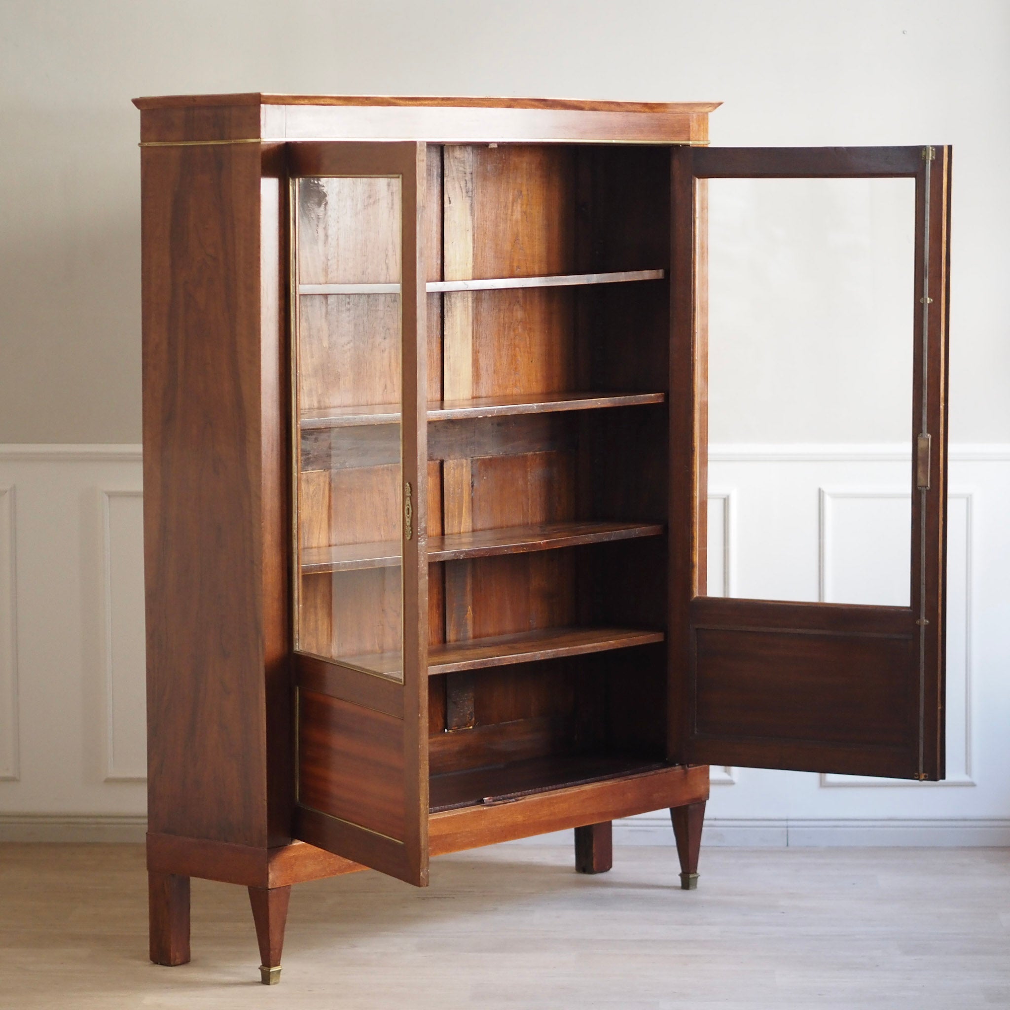 EPOCHE 1850 - Französische Vitrine mit Messing, Empire