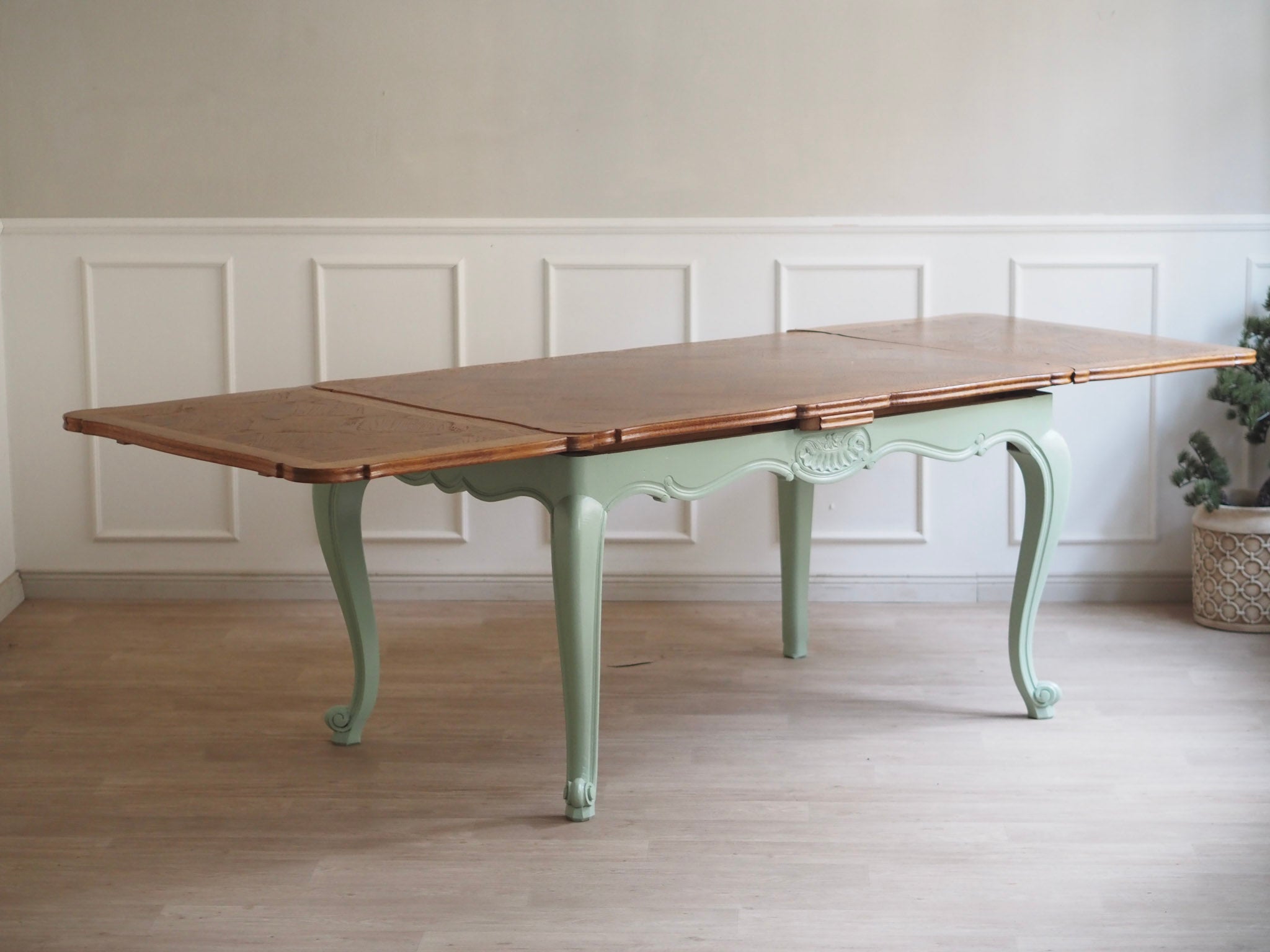 EPOCHE 1920 - Französischer Landhaus Esstisch in mintgrün mit heller Intarsienplatte