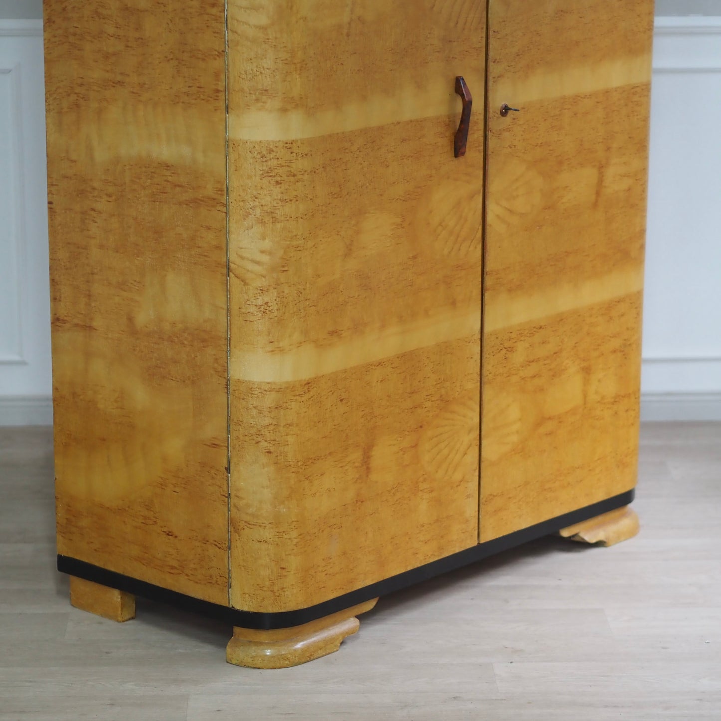 EPOCHE 1940 - Art Déco Kleiderschrank 2-türig in Wurzelholzoptik, Midcentury Schrank