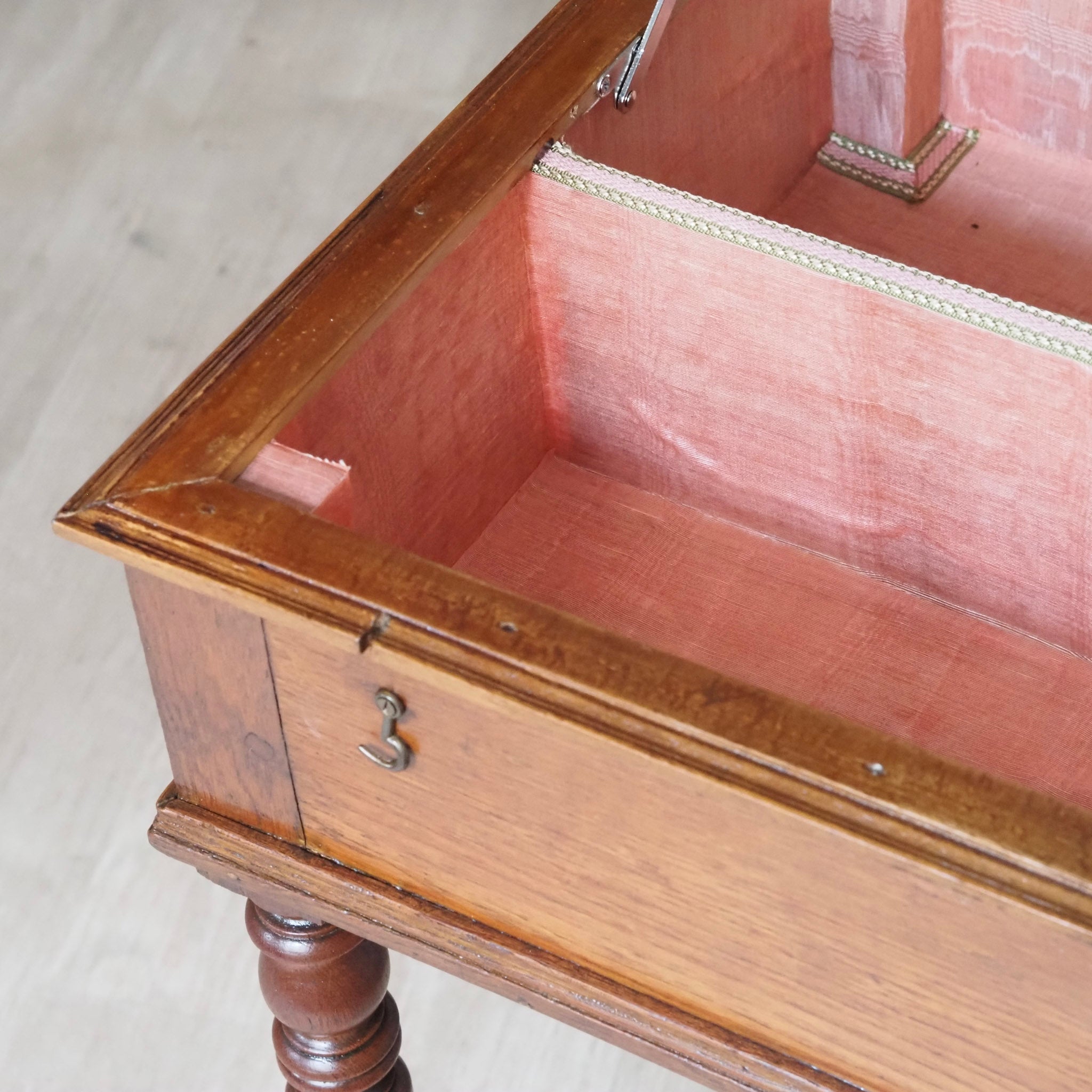 Französischer Nähtisch mit Klappdeckel · spätes 19. Jahrhundert · Antiker Klapptisch