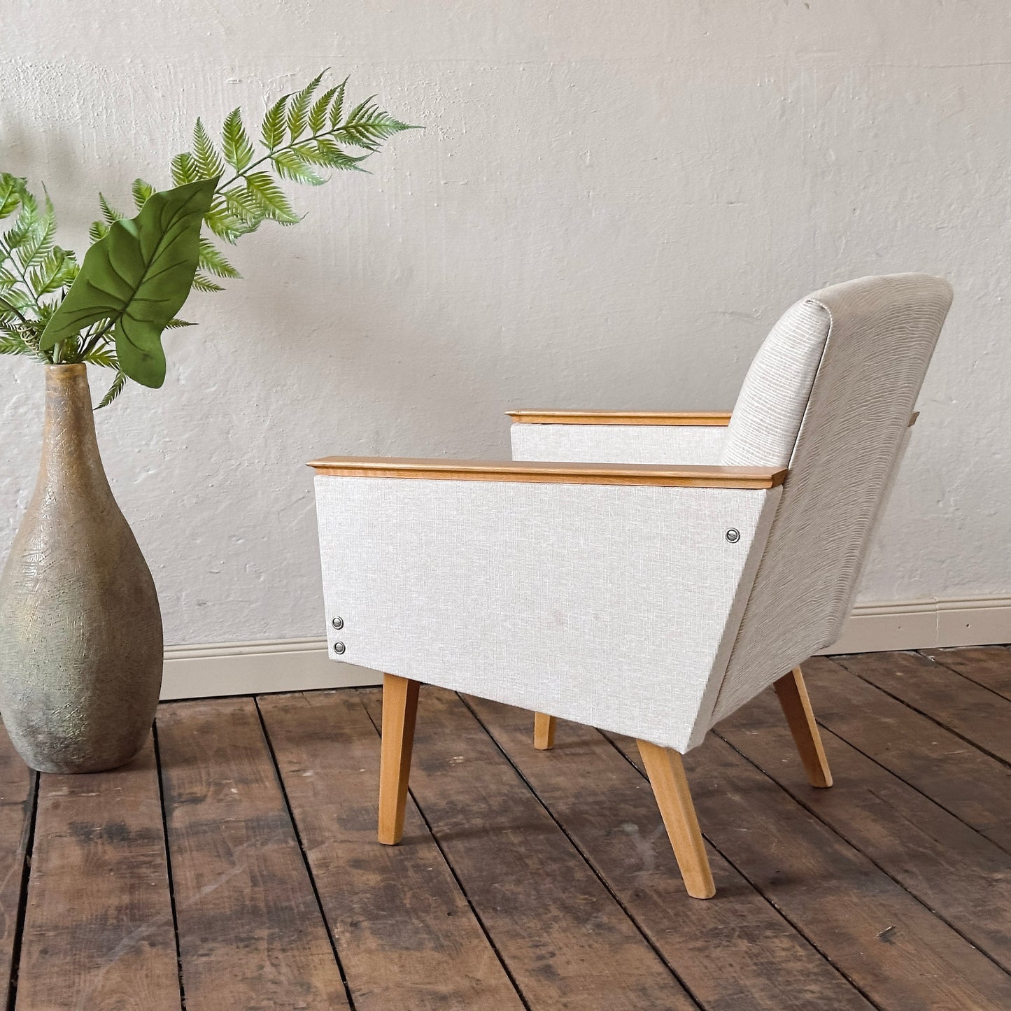 EPOCHE 1960 - Mid Century Sessel mit hellgrauem Bezug – Designklassiker
