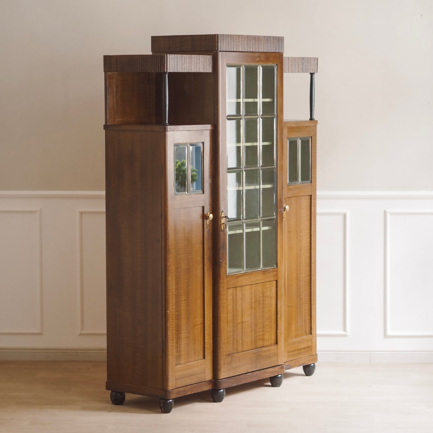 EPOCHE 1910 - Antike Gründerzeit-Vitrine mit Glasfront und grünem Innenleben