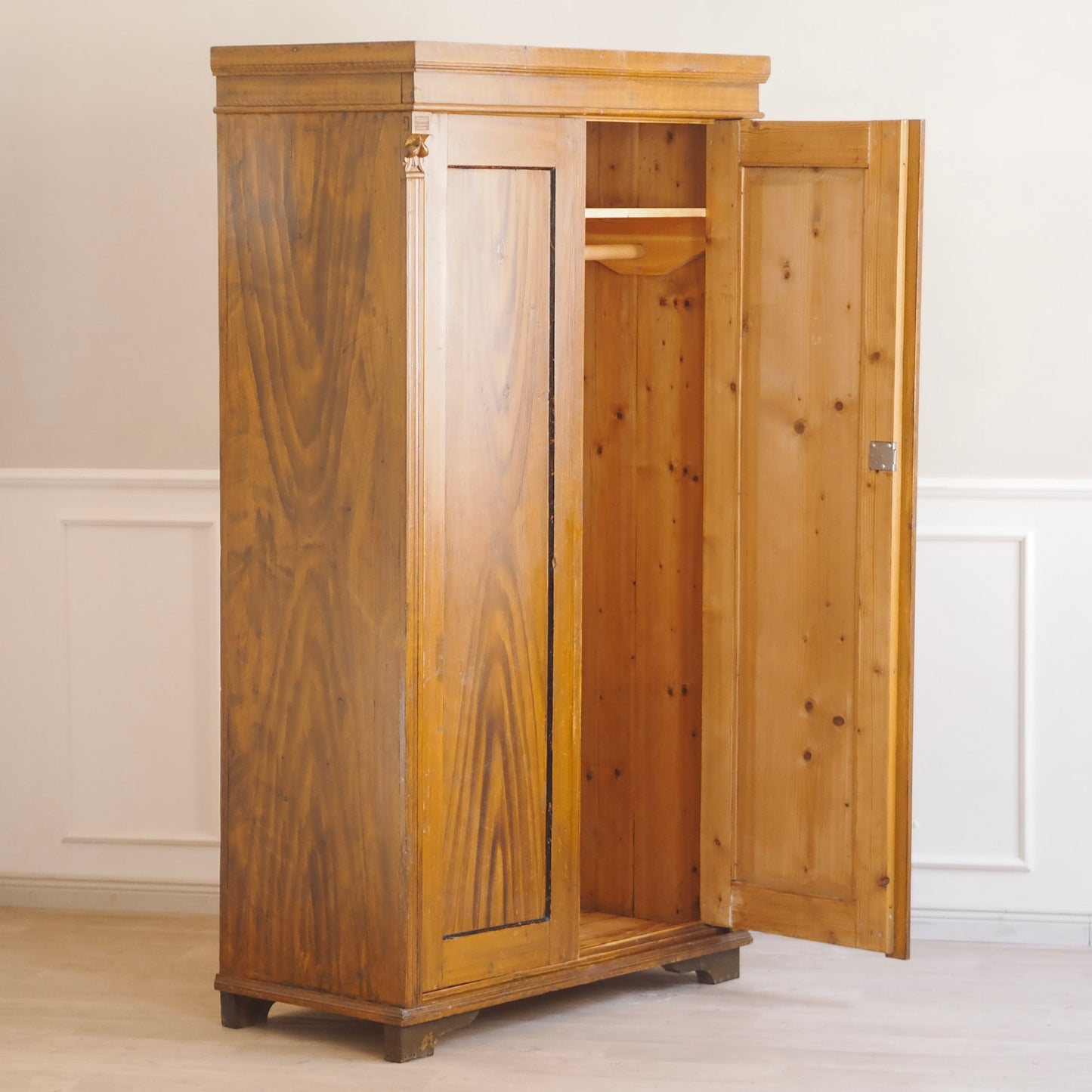 EPOCHE 1920 - Antiker Kleiderschrank mit Bierlasur aus Böhmen