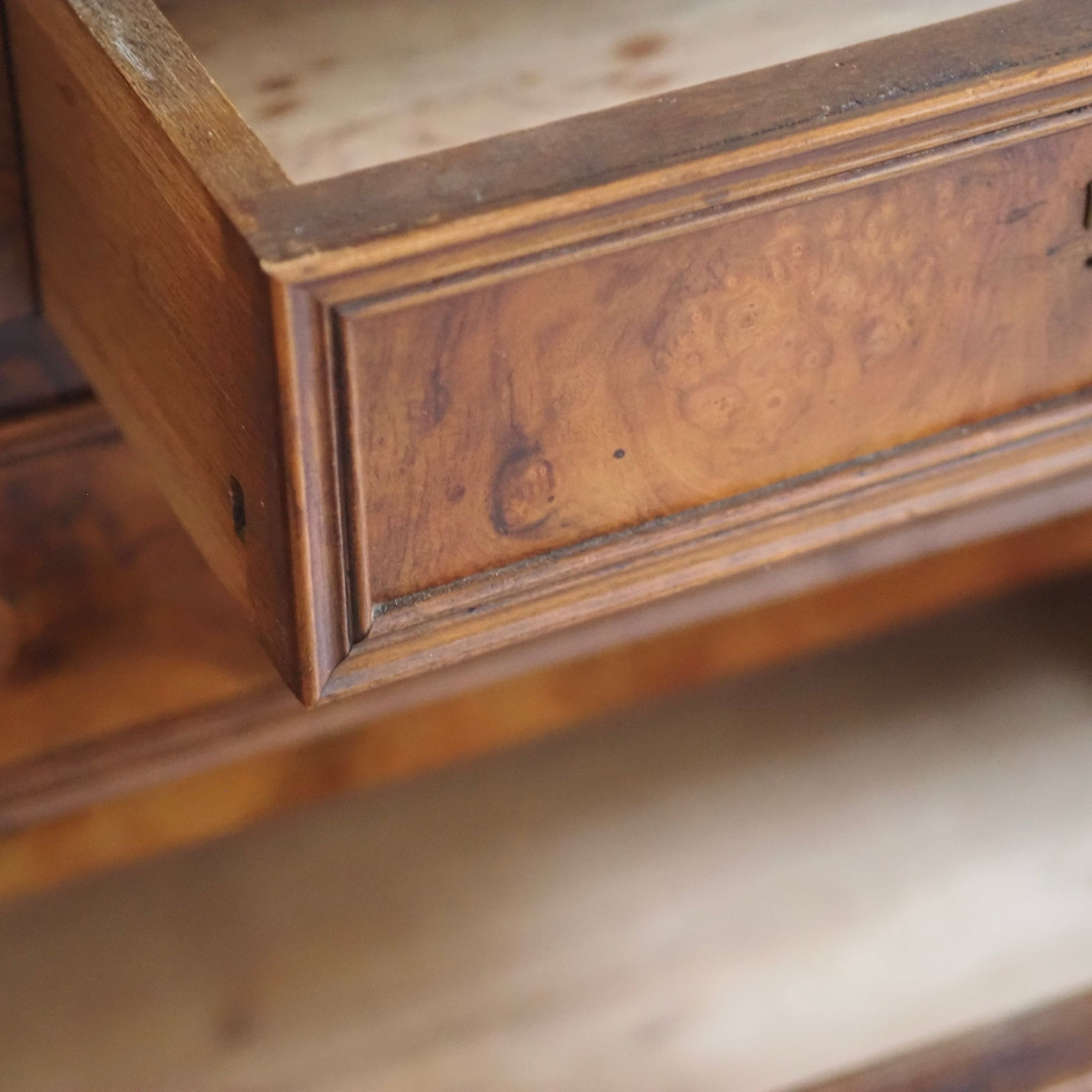 EPOCHE 1880 - Antike Spiegelkommode mit weißem Marmor aus der Gründerzeit