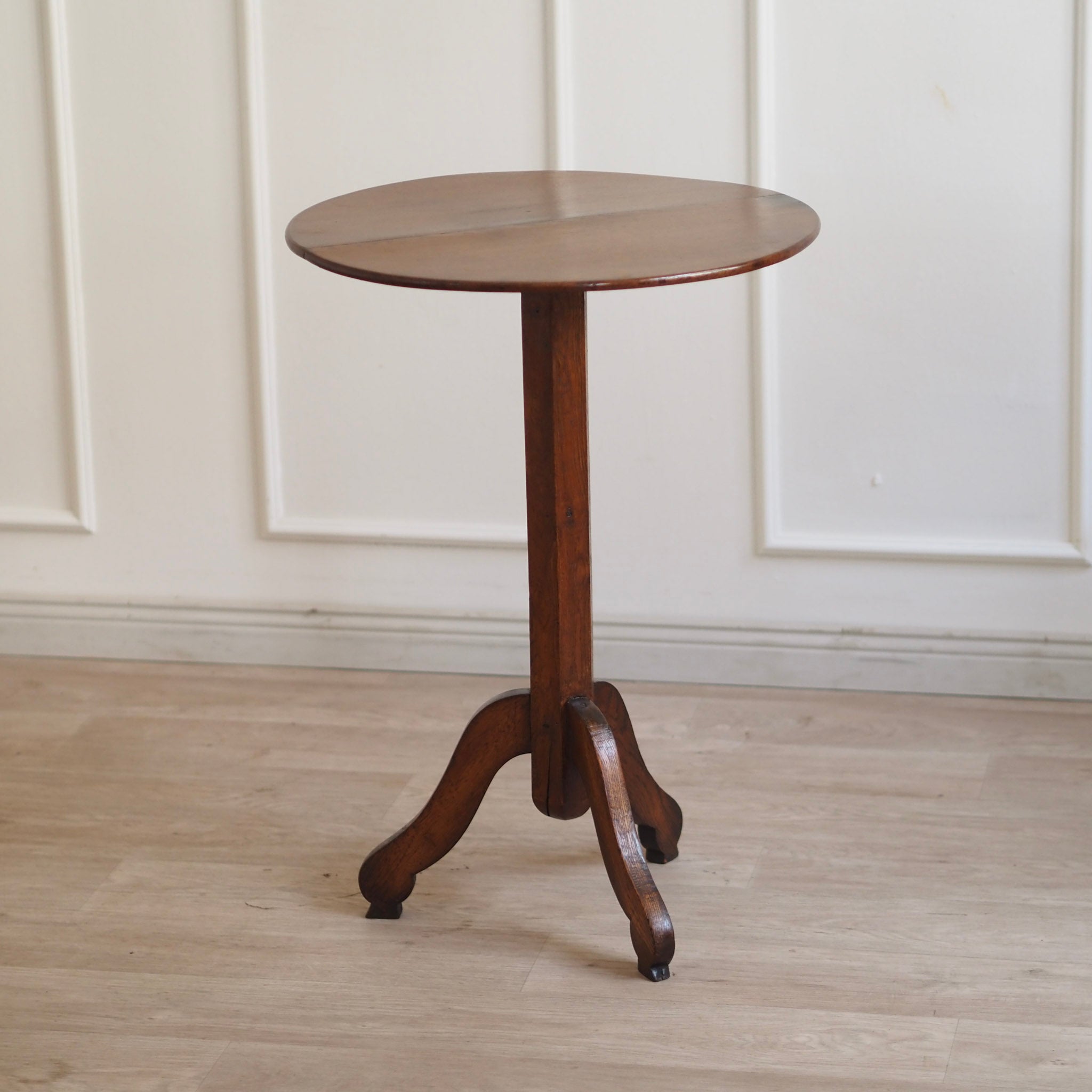 EPOCHE 1900 - Antiker Beistelltisch auf drei geschwungenen Beinen, Säulentisch