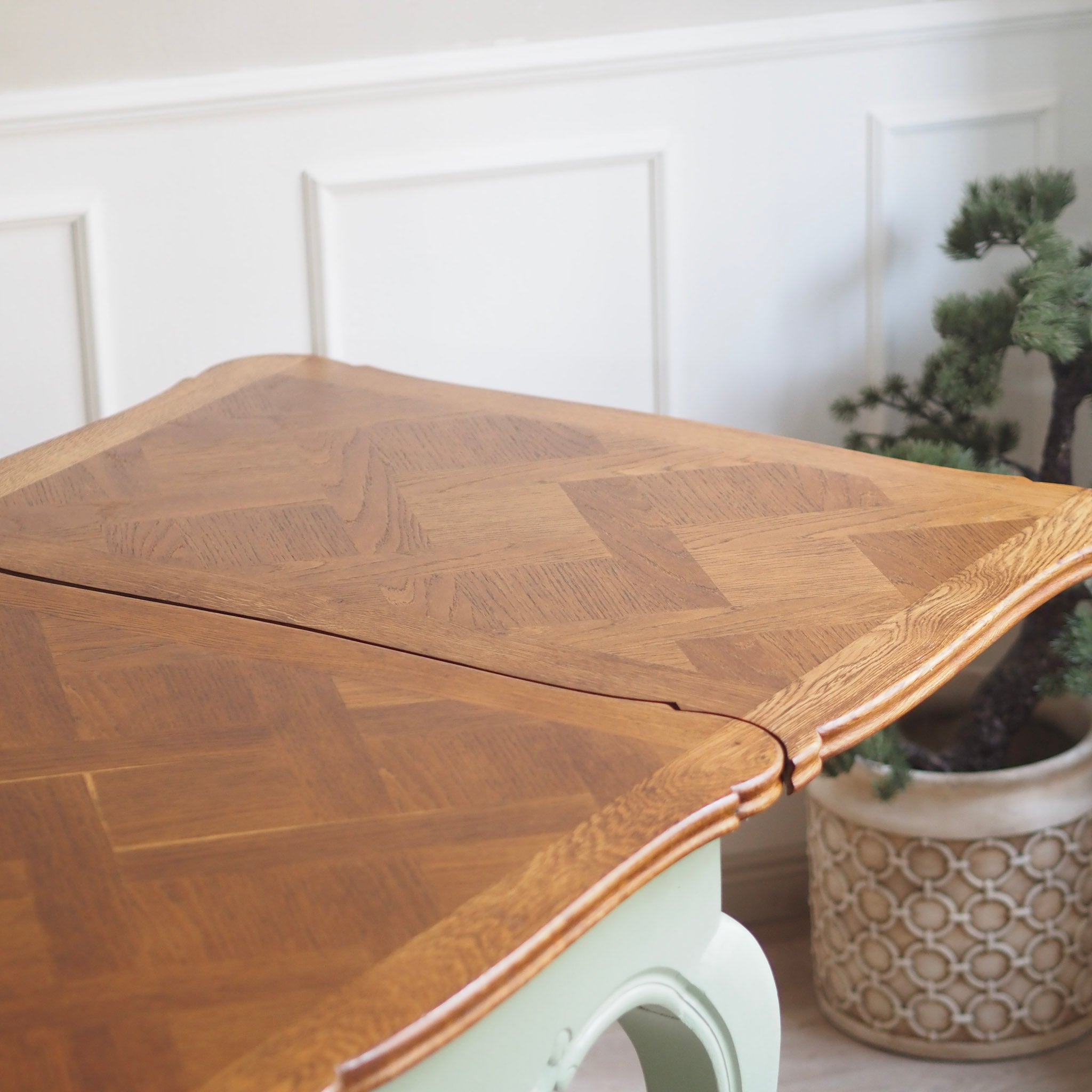 EPOCHE 1920 - Französischer Landhaus Esstisch in mintgrün mit heller Intarsienplatte