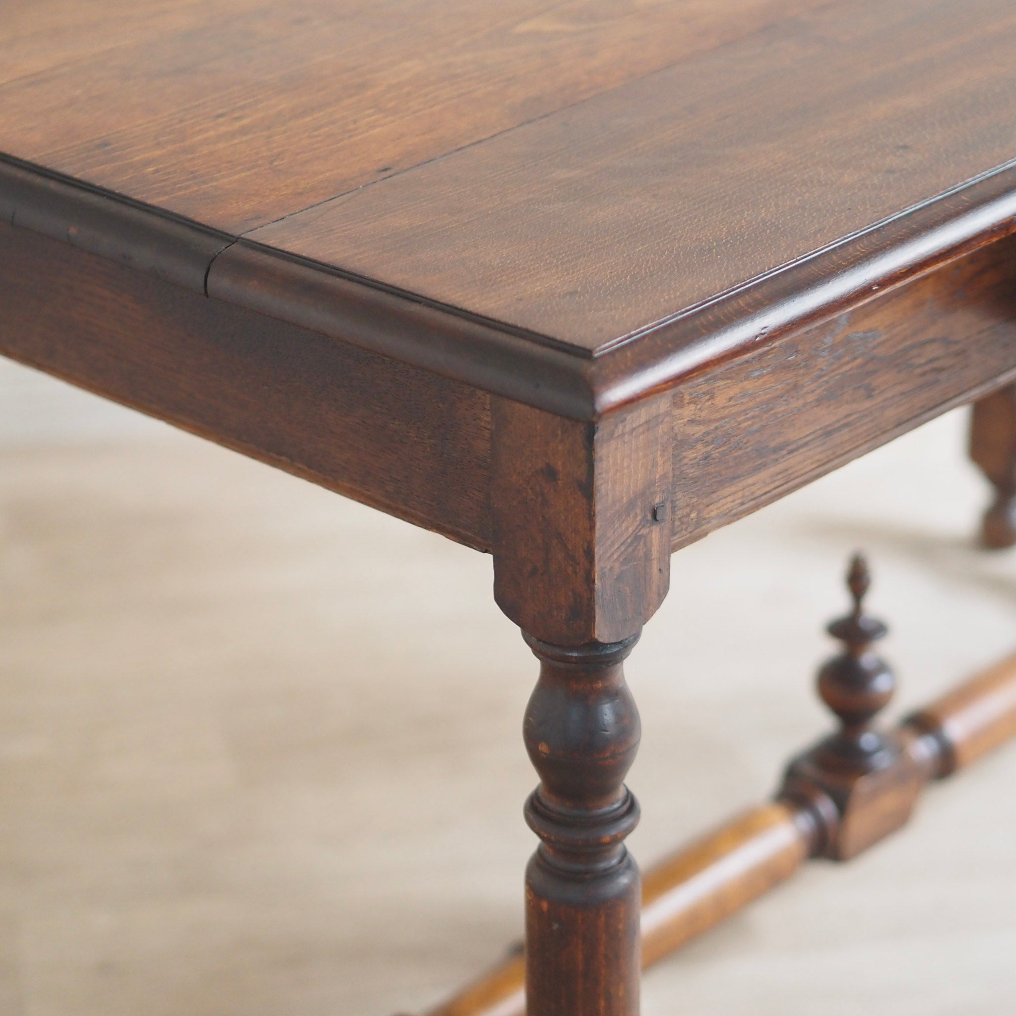 EPOCHE 1890 - Antiker Schreib- Esstisch mit gedrechseltem Gestell