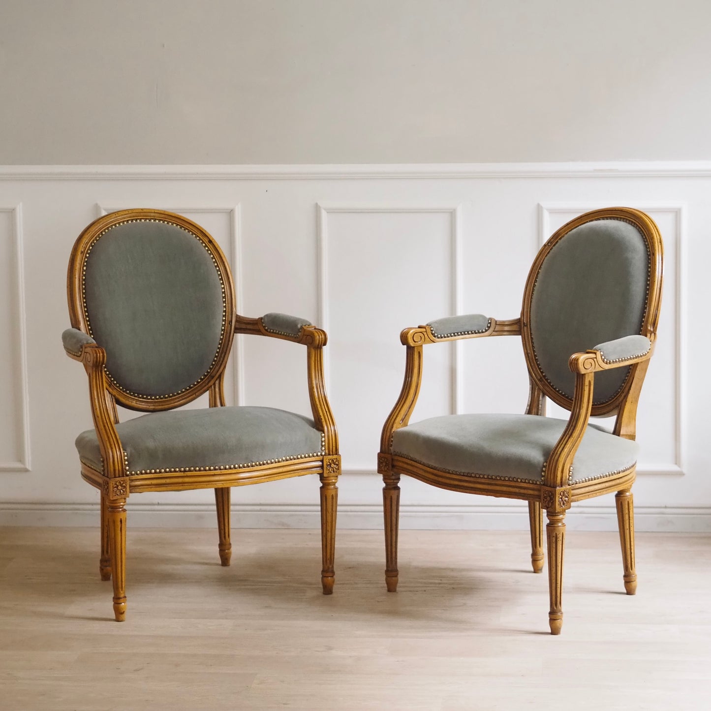EPOCHE 1890 - Französische Louis XVI Sessel mit graugrünem Samt, Set