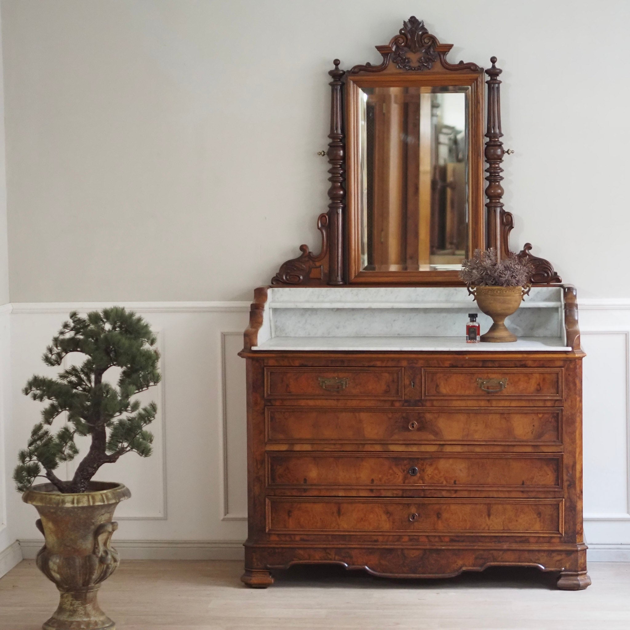 EPOCHE 1880 - Antike Spiegelkommode mit weißem Marmor aus der Gründerzeit