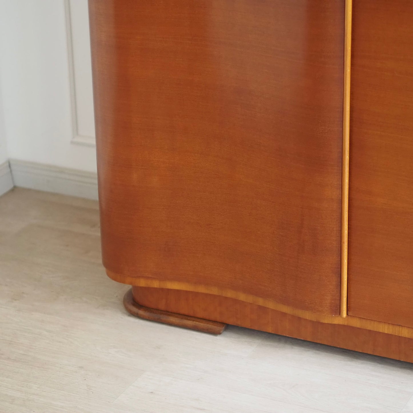 EPOCHE 1950 - Großer Mid Century Kleiderschrank 3-türig sanft geschwungen