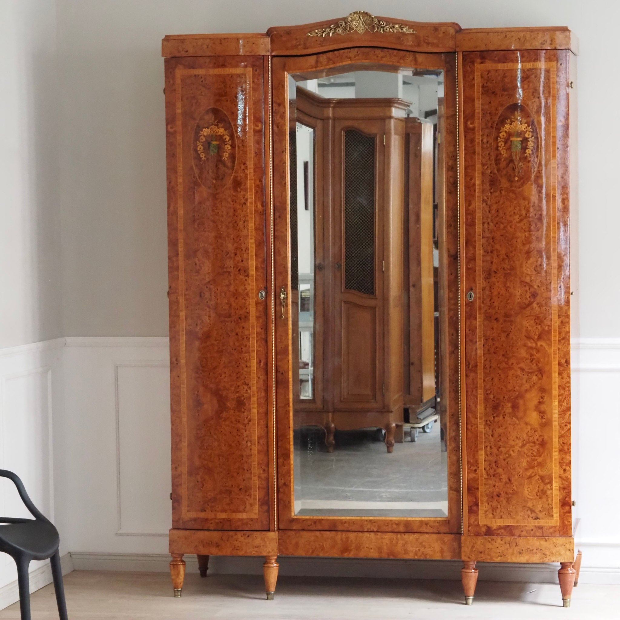 Französischer Kleiderschrank mit Wurzelholz und Intarsien - Großer Spiegel, um 1880–1900