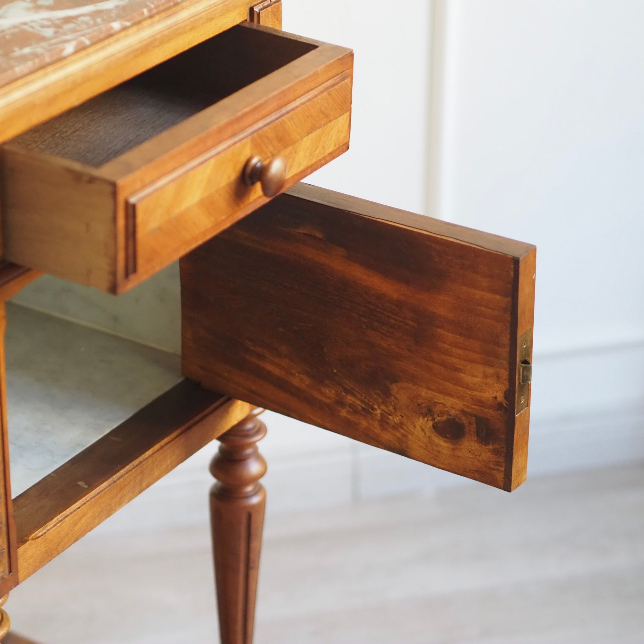 EPOCHE 1890 - Antiker Nachtschrank mit Marmorplatte und Marmorauskleidung - Gründerzeit