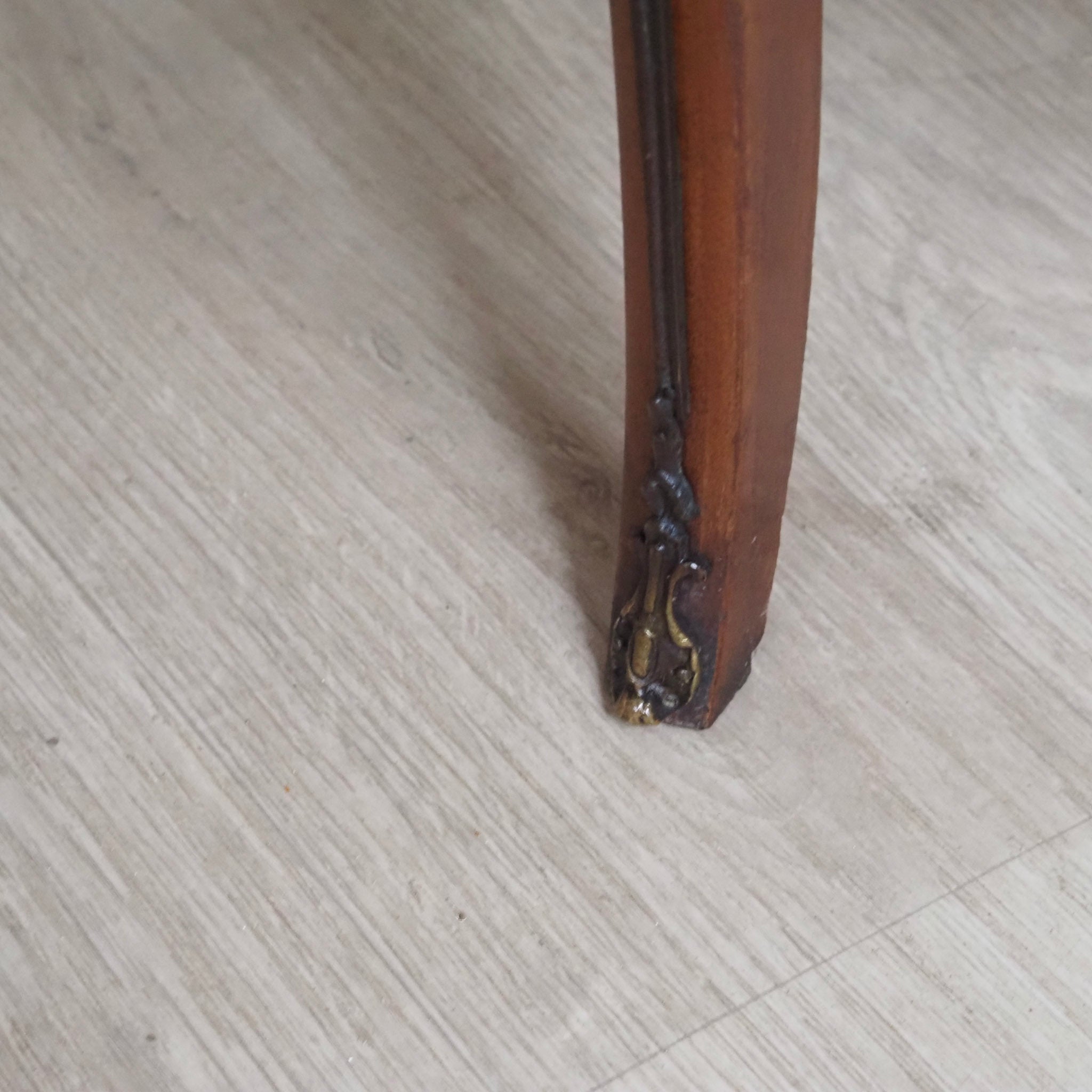 Hohe schmale Vitrine Louis-XV-Stil mit Marmorplatte um 1900 - Frankreich