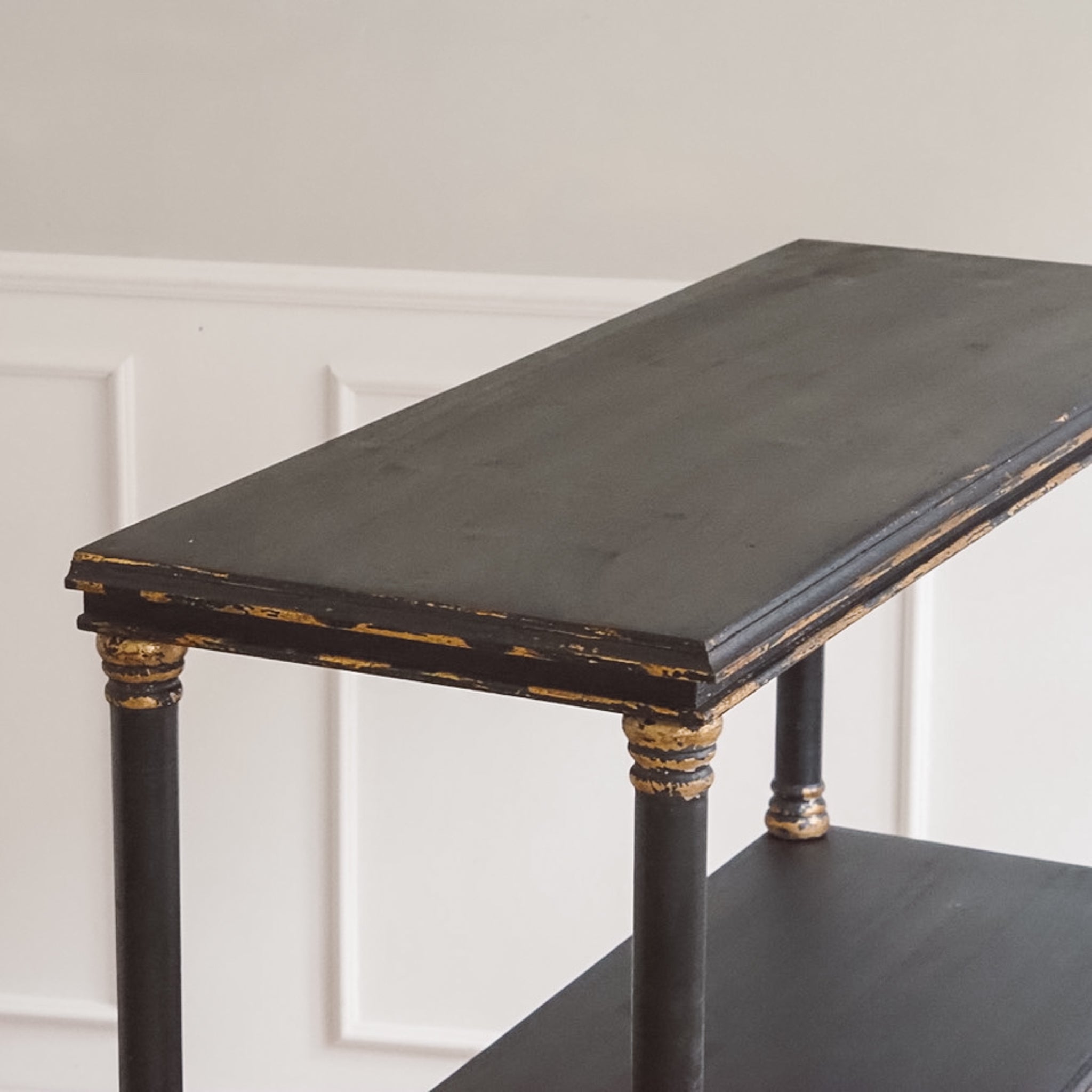 Stilvolles Etagerenregal in schwarz gold - NEU - reproduziert im antiken Stil, Holz