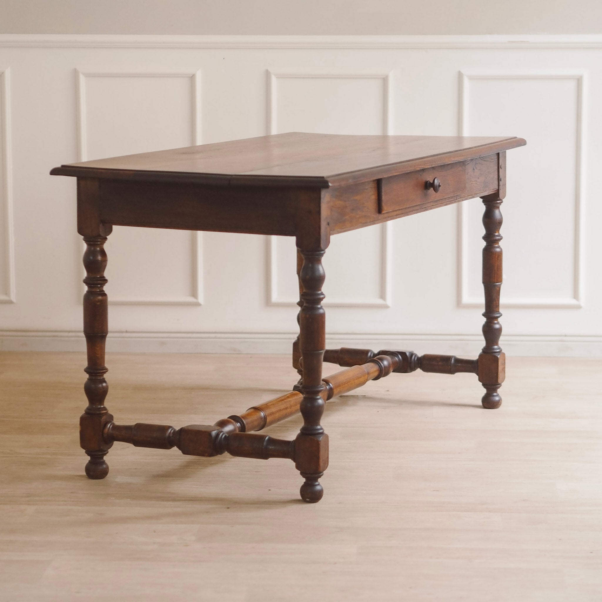 EPOCHE 1890 - Antiker Schreib- Esstisch mit gedrechseltem Gestell