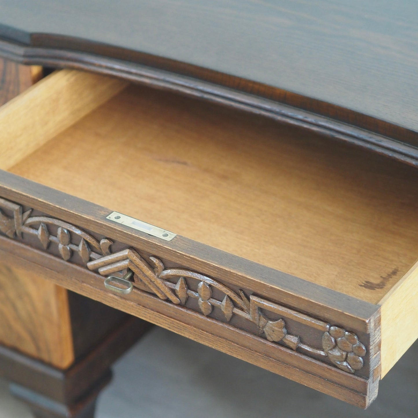 EPOCHE 1920 - Großer Art-Déco-Schreibtisch mit Nussbaumwurzel-Furnier