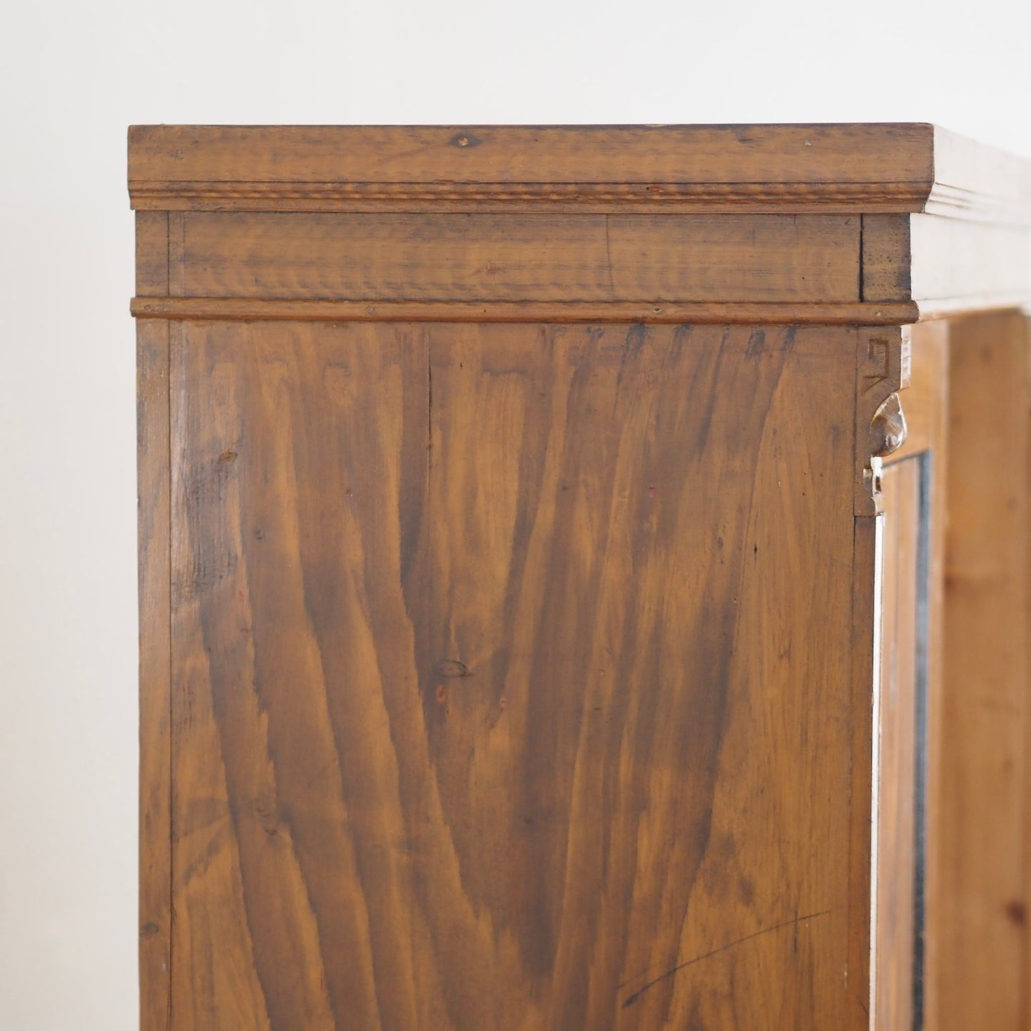 EPOCHE 1920 - Antiker Kleiderschrank mit Bierlasur aus Böhmen